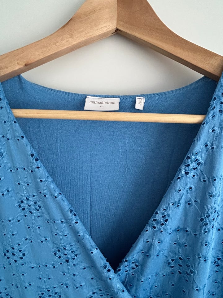 mama licious Umstands- und Still-Kleid Dinna Tess Jaquard aus recyceltem Polyester in Blau günstig kaufen XL