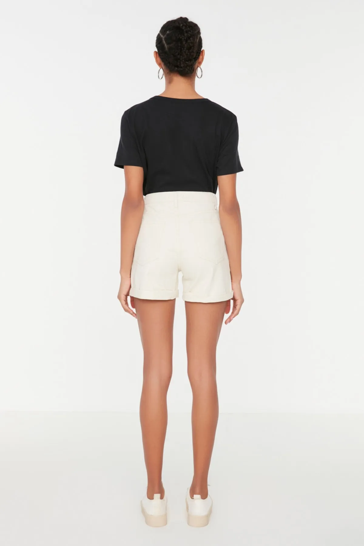 Trendyol Collection  Ecrufarbene, umgeschlagene Jeansshorts mit hoher Taille TWOSS20SR0231