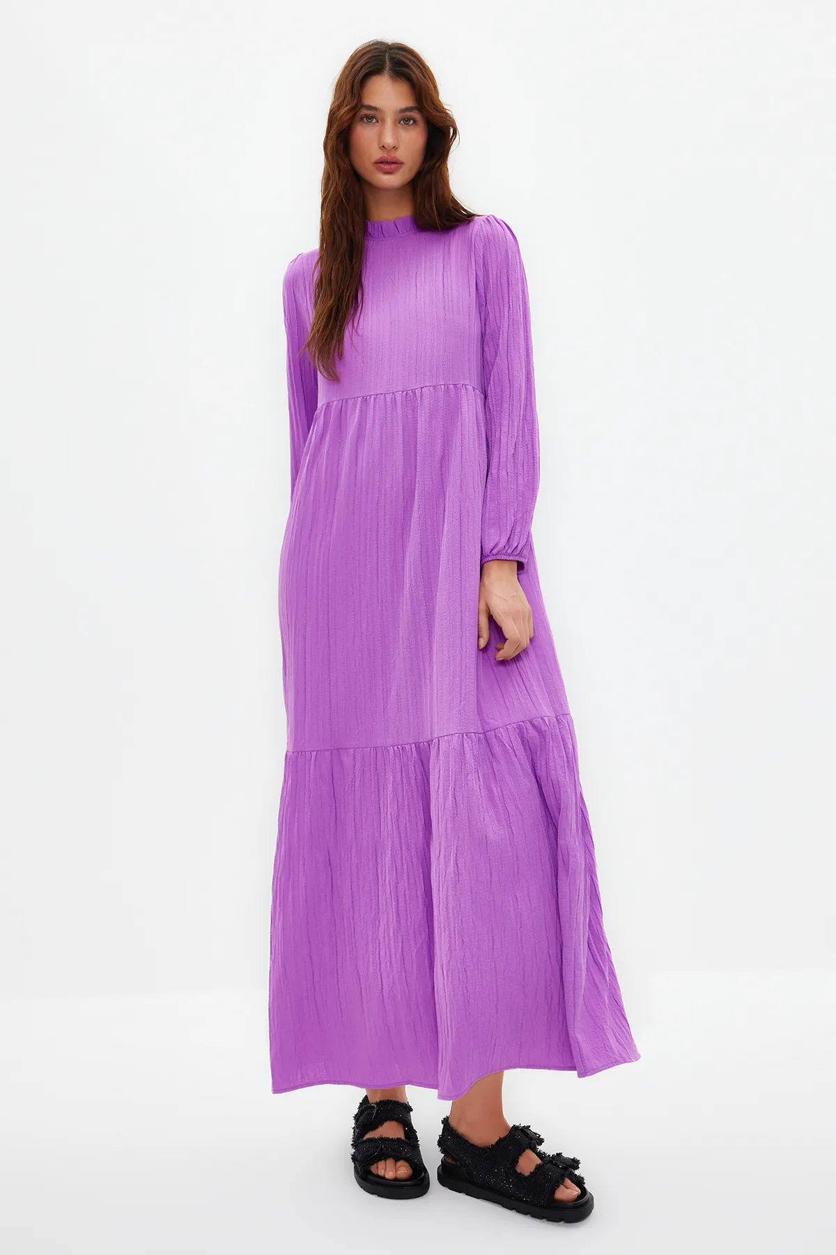 Trendyol Modest  Lilafarbenes, gewebtes Kleid in Crinkle-Optik mit hohem Kragen und weiter Passform TCTSS22EB00171
