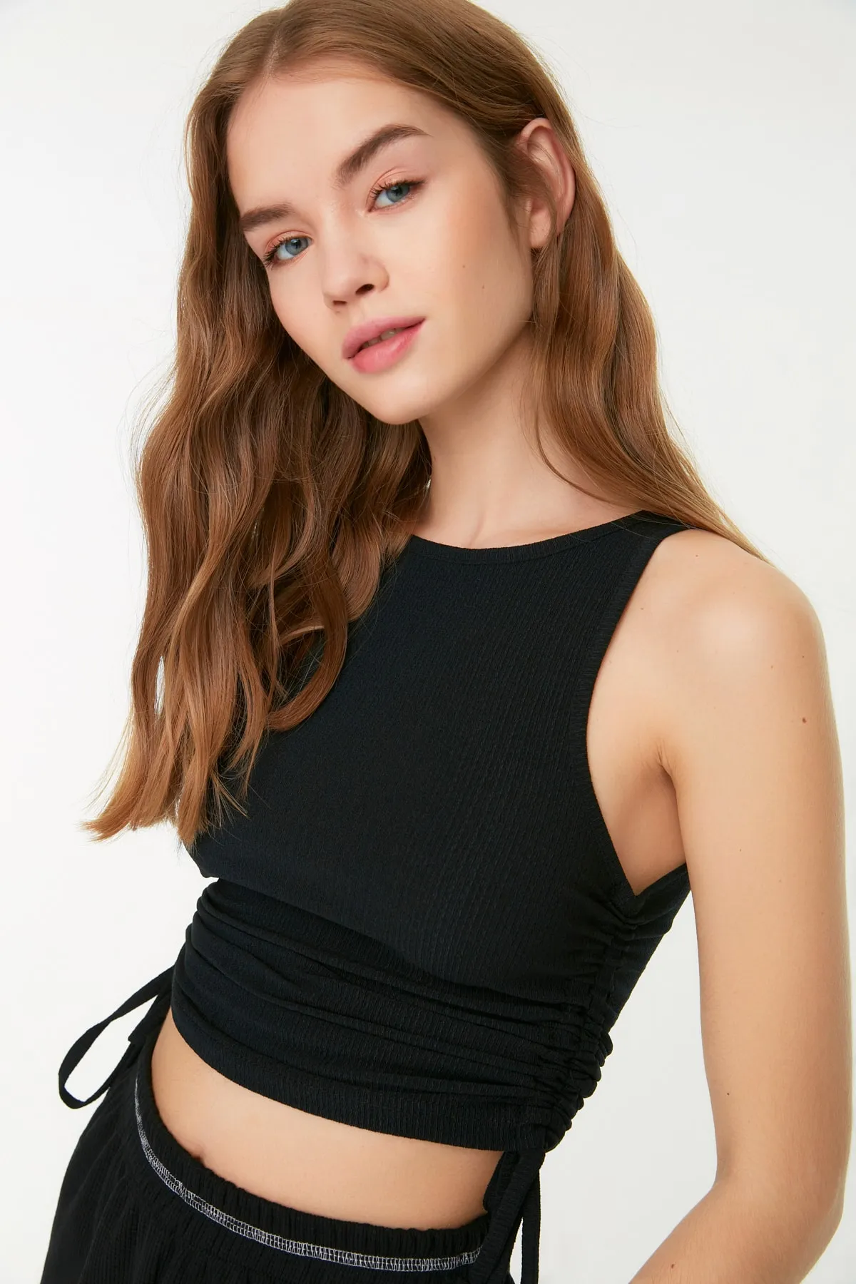 Trendyol Collection  Schwarze, geraffte, kurz geschnittene Strickbluse aus faltigem Stoff THMSS22BZ1016