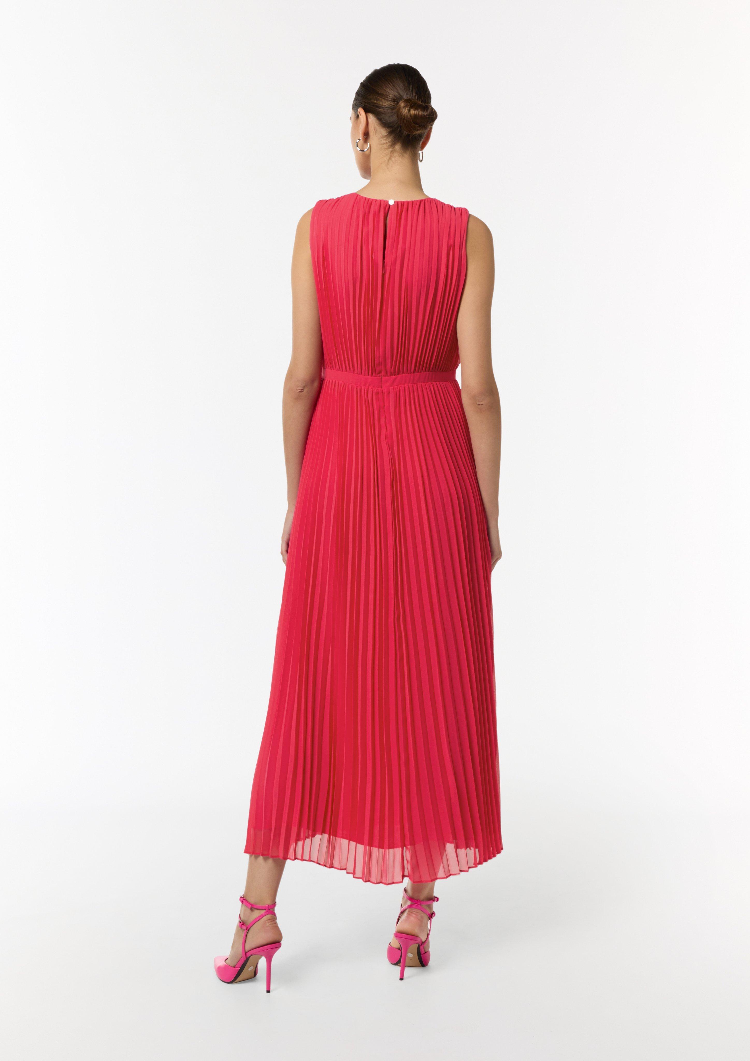 Plissiertes Maxi-Kleid mit Rundhalsausschnitt - pink
