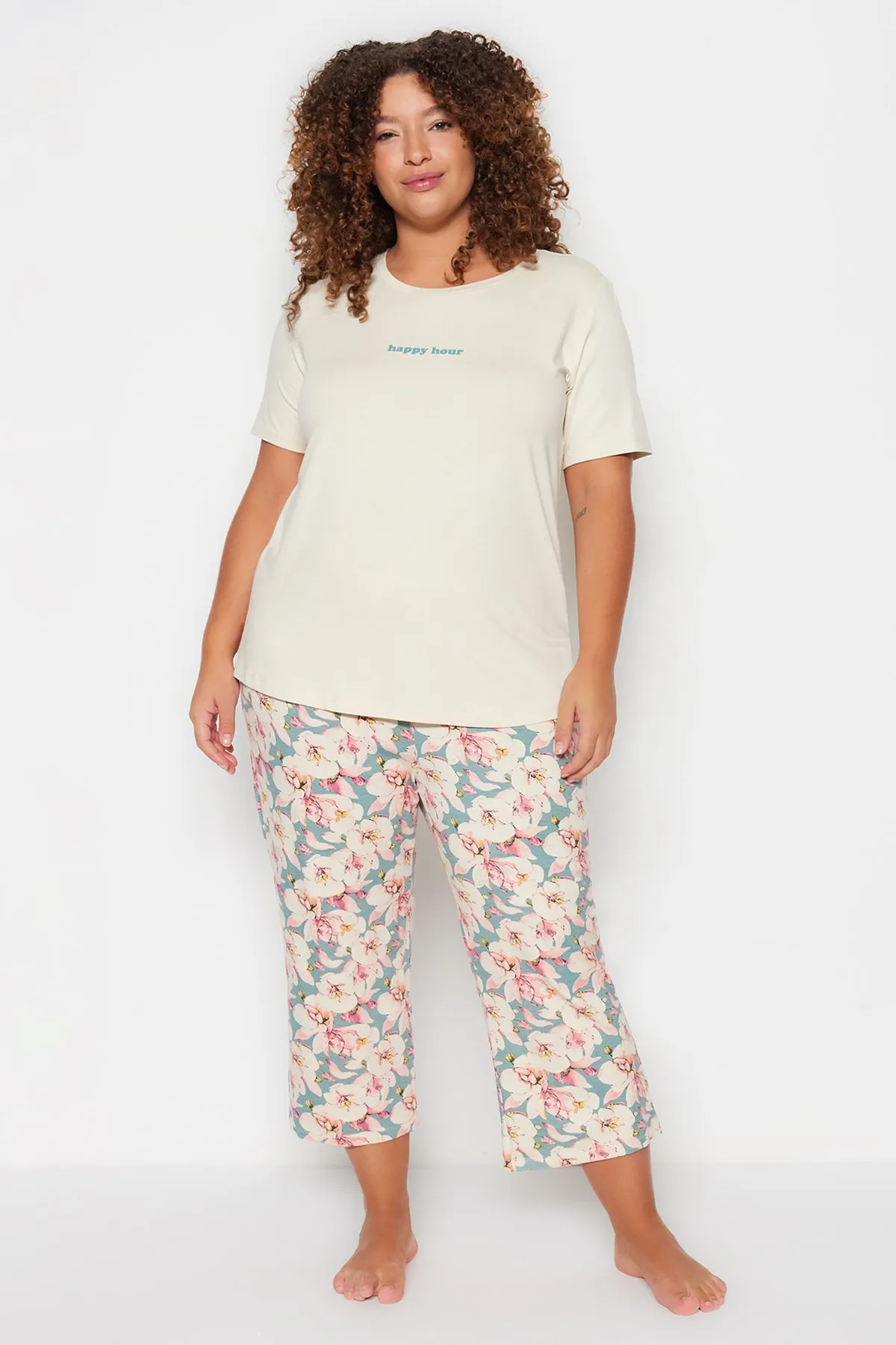 Trendyol Curve  Ecrufarbenes, kurzärmliges Pyjama-Set aus Strick mit Blumenmuster TBBSS23AI00009