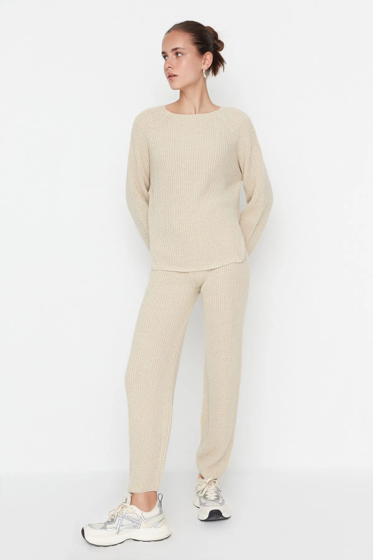 Trendyol Collection  Beiges Strickoberteil und -unterteil-Set mit detailliertem Strickmuster TWOAW23AU00037