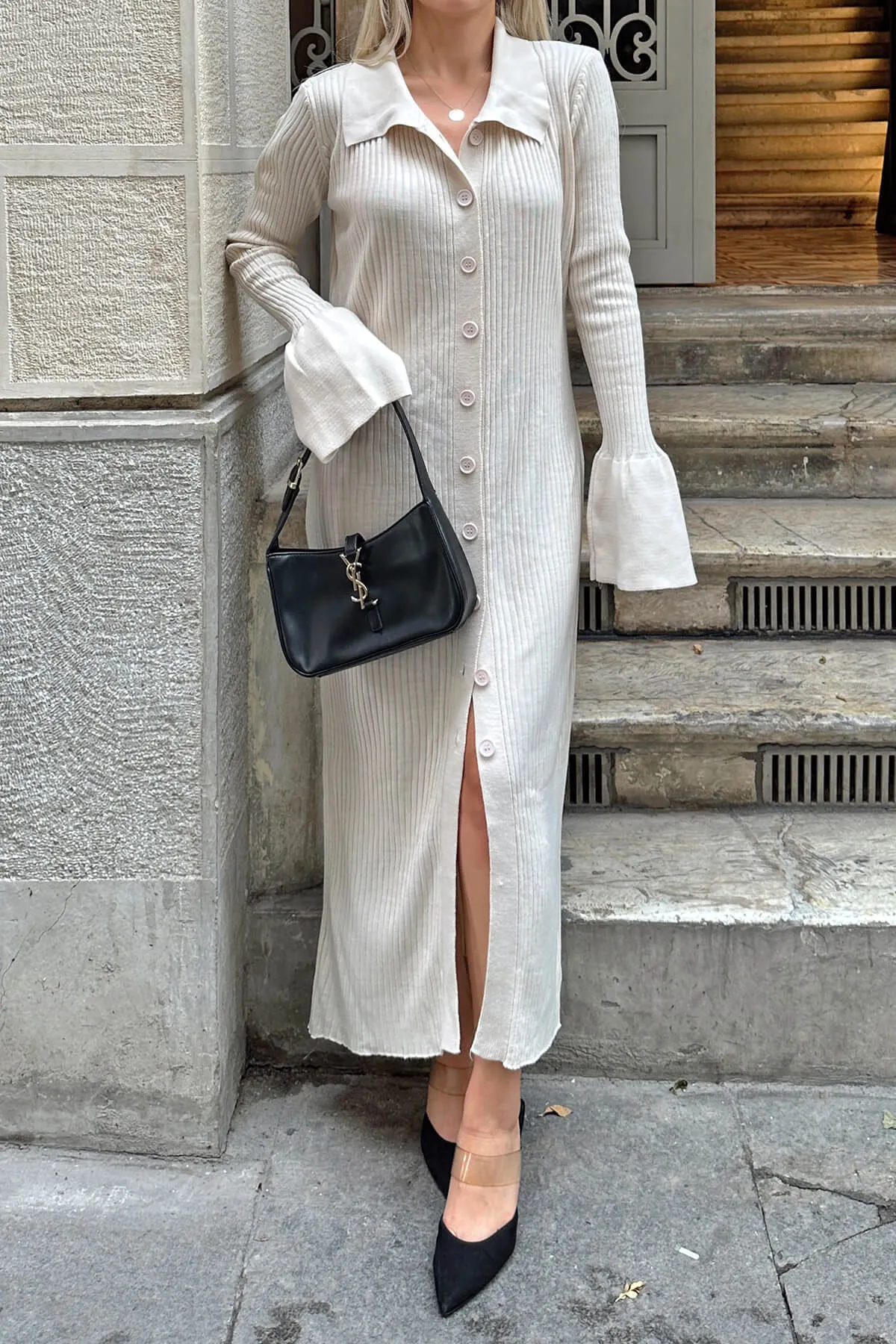 Swist  Beigefarbenes Midi-Strickkleid mit Sasha-Polokragen und geknöpften Ärmeln für Damen