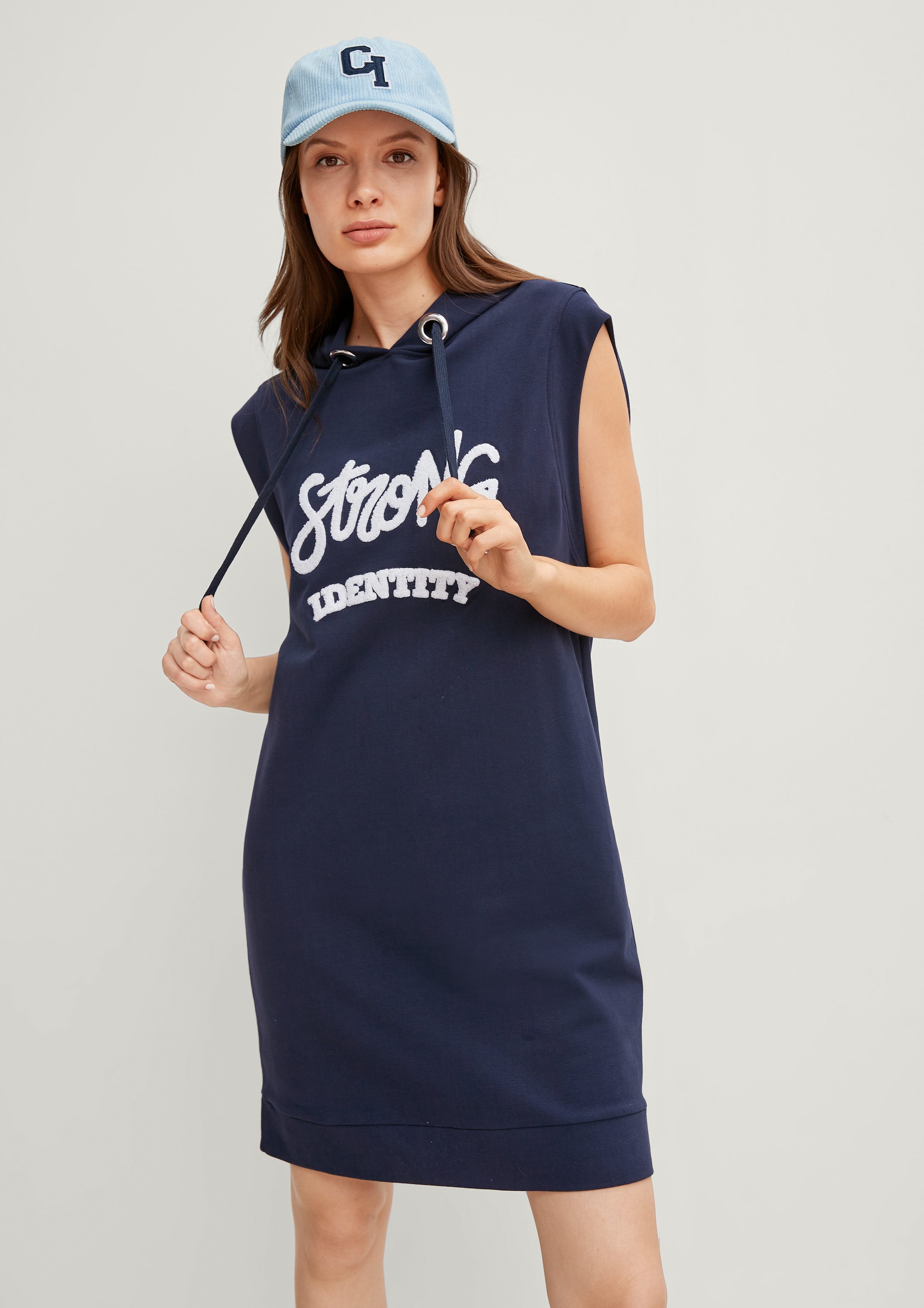 comma casual identity Minikleid Sweatkleid mit gesticktem Schriftzug Stickerei