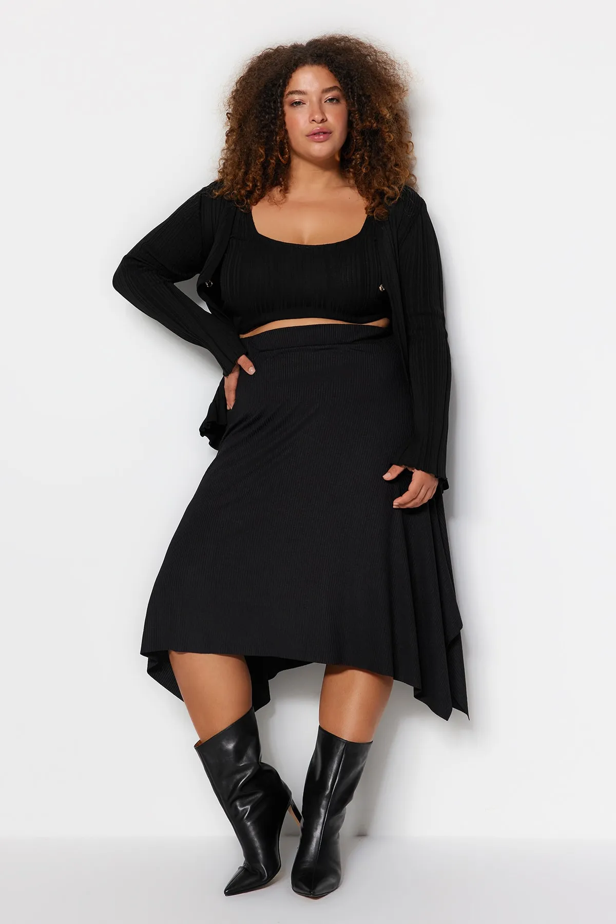 Trendyol Curve  Schwarzer asymmetrischer Strickrock TBSSS22ET0253