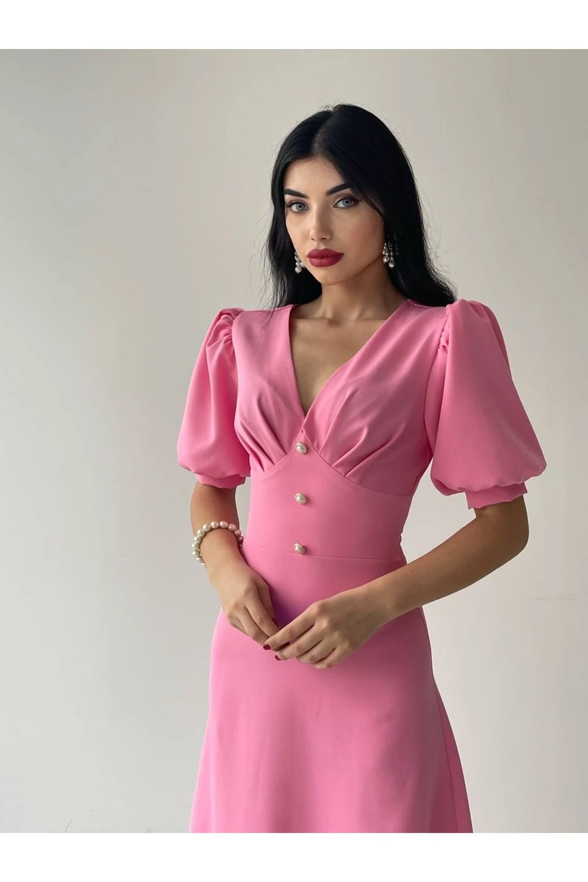 SONREİR  KLEID IN MIDI-LÄNGE MIT BALLONÄRMELN, KNOPFDETAILS VORNE