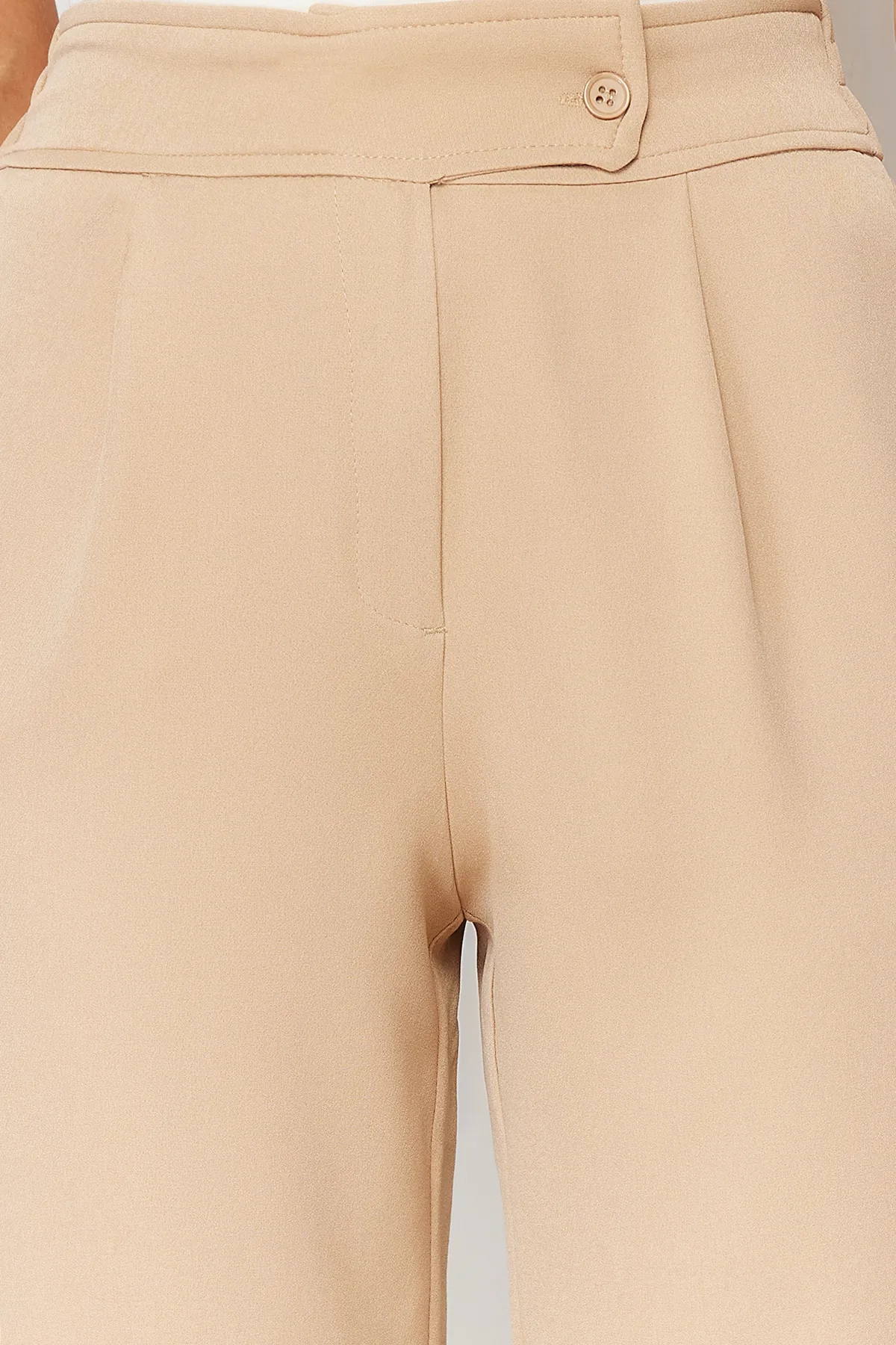 Trendyol Collection  Nerzfarbene, plissierte Hose mit weitem Bein und gewebtem Gürteldetail TWOSS24PL00060