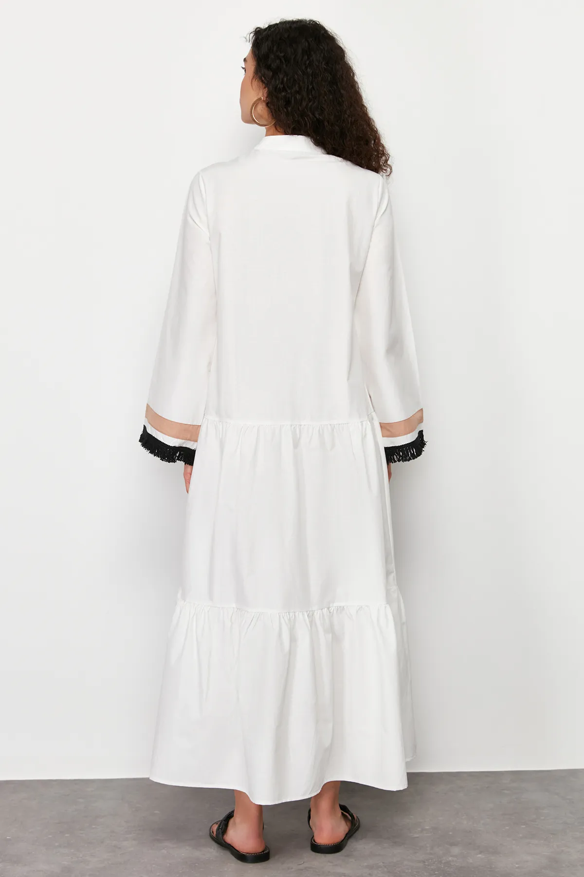 Trendyol Modest  Ecrufarbenes, gewebtes Kleid mit Stickerei und Quasten TCTSS24EB00134