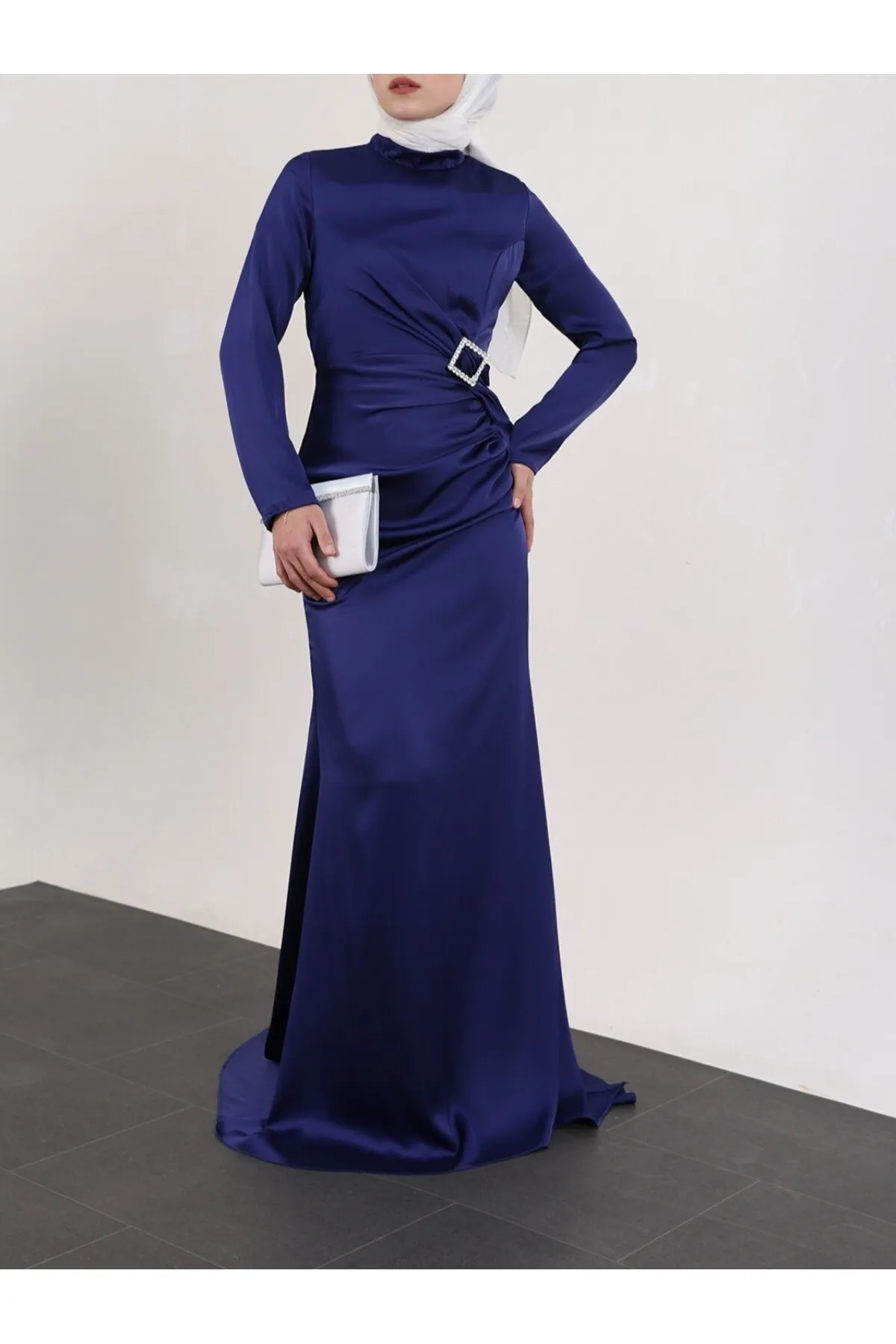 Modamorfo  Seitlich gerafftes Abendkleid aus Satin mit Stein-Taka-Detail