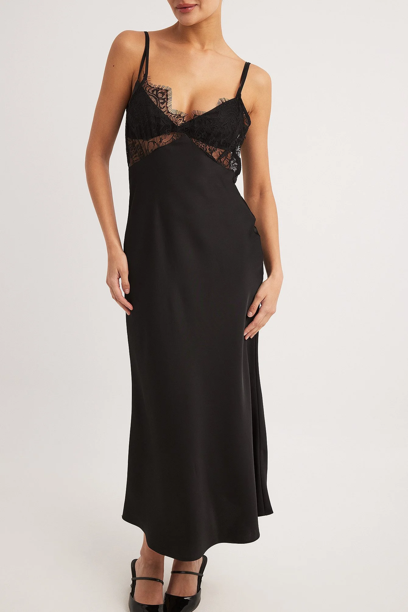 Midikleid aus Satin mit Spitzeneinsatz