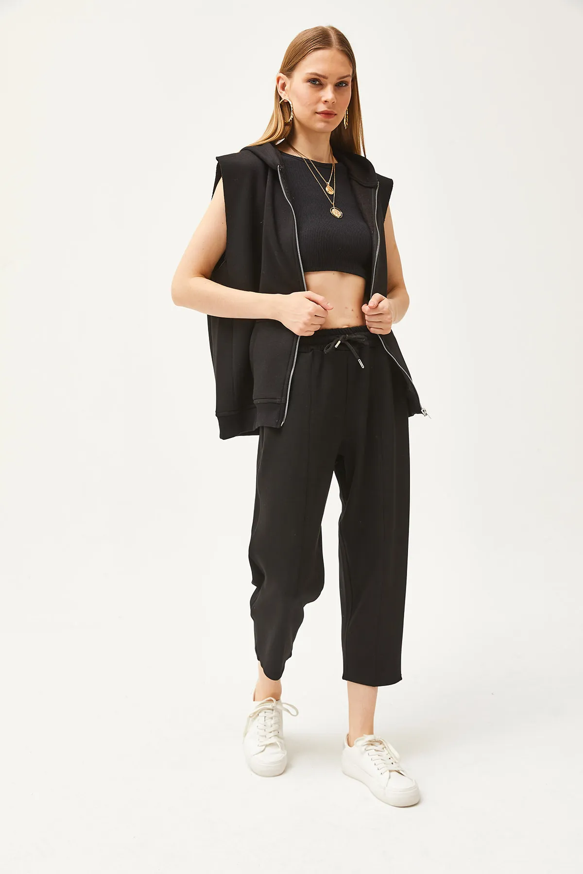 Olalook  Schwarze, weich strukturierte Modal-Jogginghose für Damen mit Taschennähten EŞF-00000069