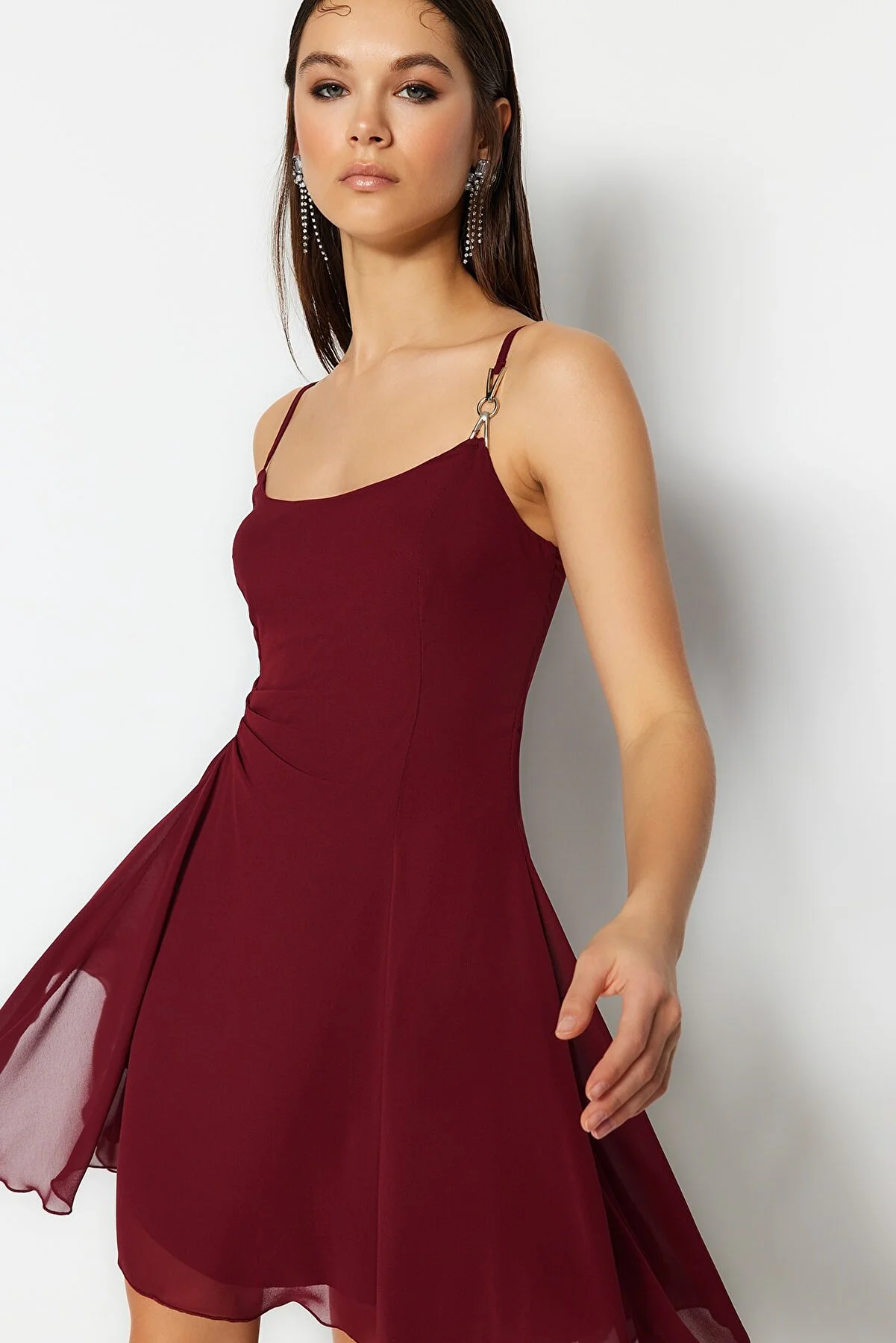 Trendyol Collection  Elegantes Abendkleid aus Burgunderrot mit offener Taille/Skater-Chiffon TPRSS23EL00033