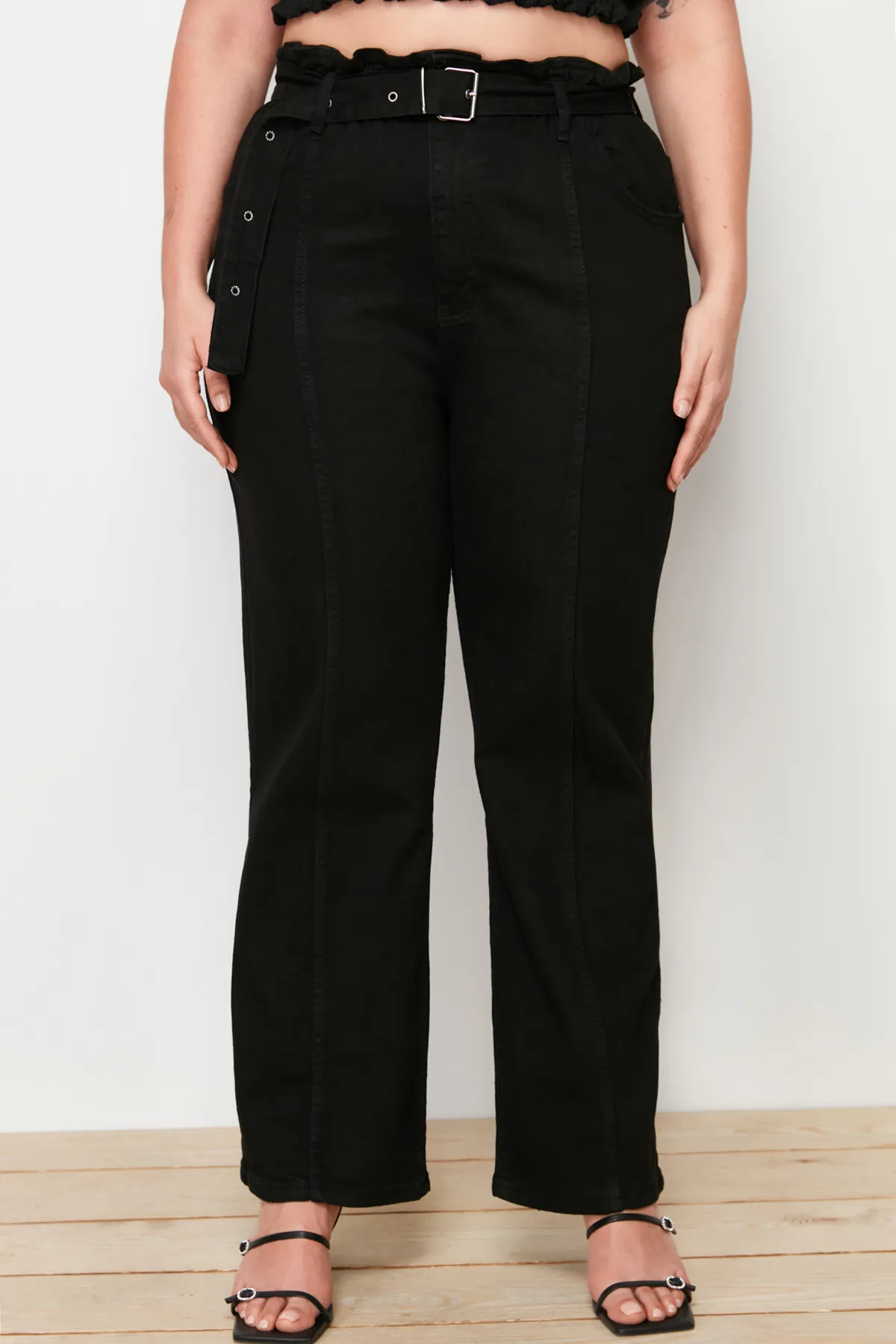 Trendyol Curve  Schwarze High-Waist-Jeans mit Gürtel und Nähten, detaillierte Straight-Fit-Jeans TBBAW24CJ00013