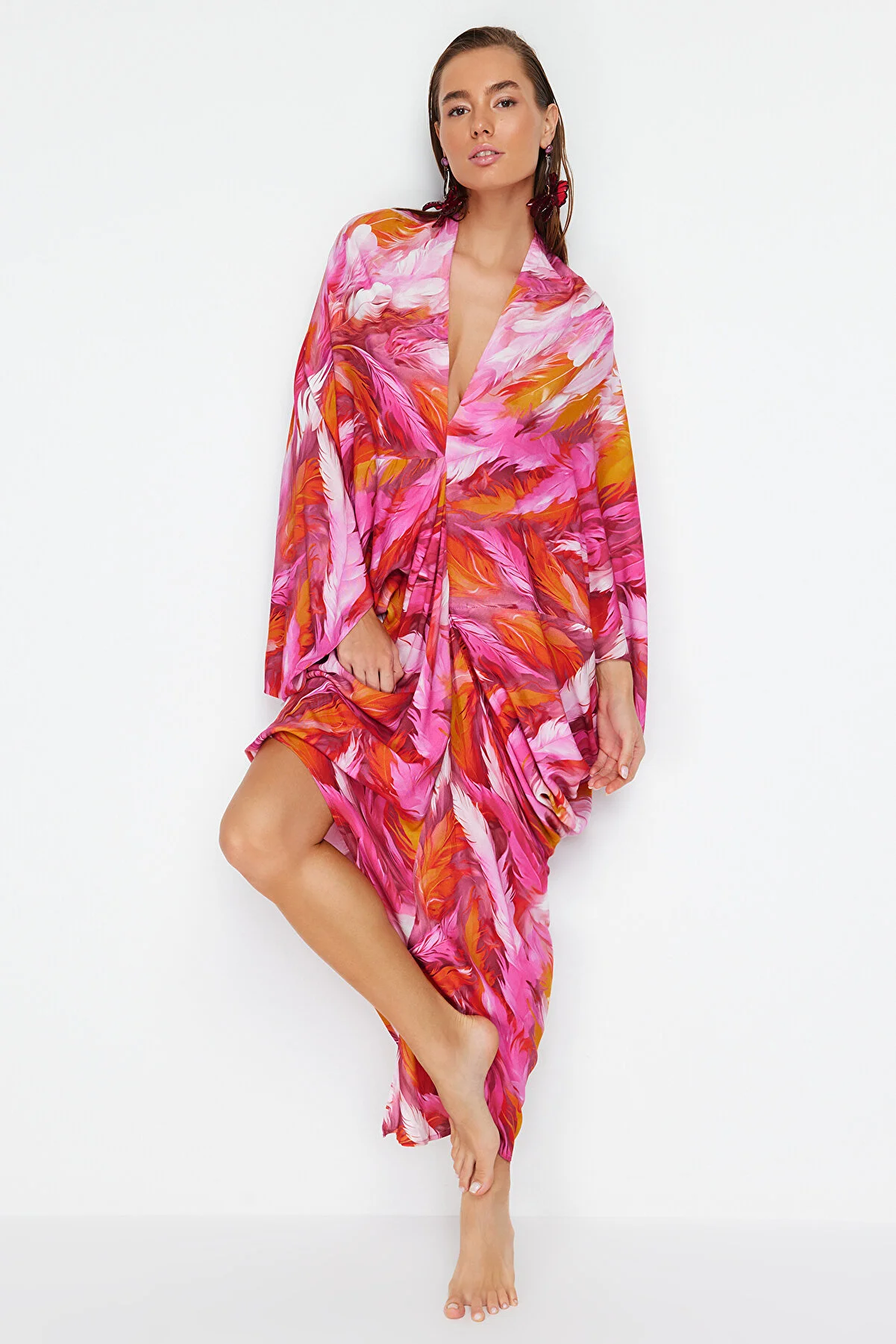 Trendyol Collection  Abstrakt gemustertes, weit geschnittenes, gerafftes Maxi-Strandkleid TBESS23EL00274