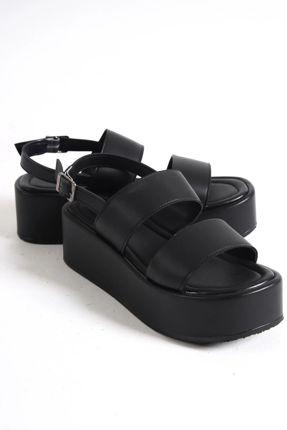 Capone Outfitters  Capone dicke, doppelt geschnürte Keilabsatz-Sandalen für Damen in Schwarz