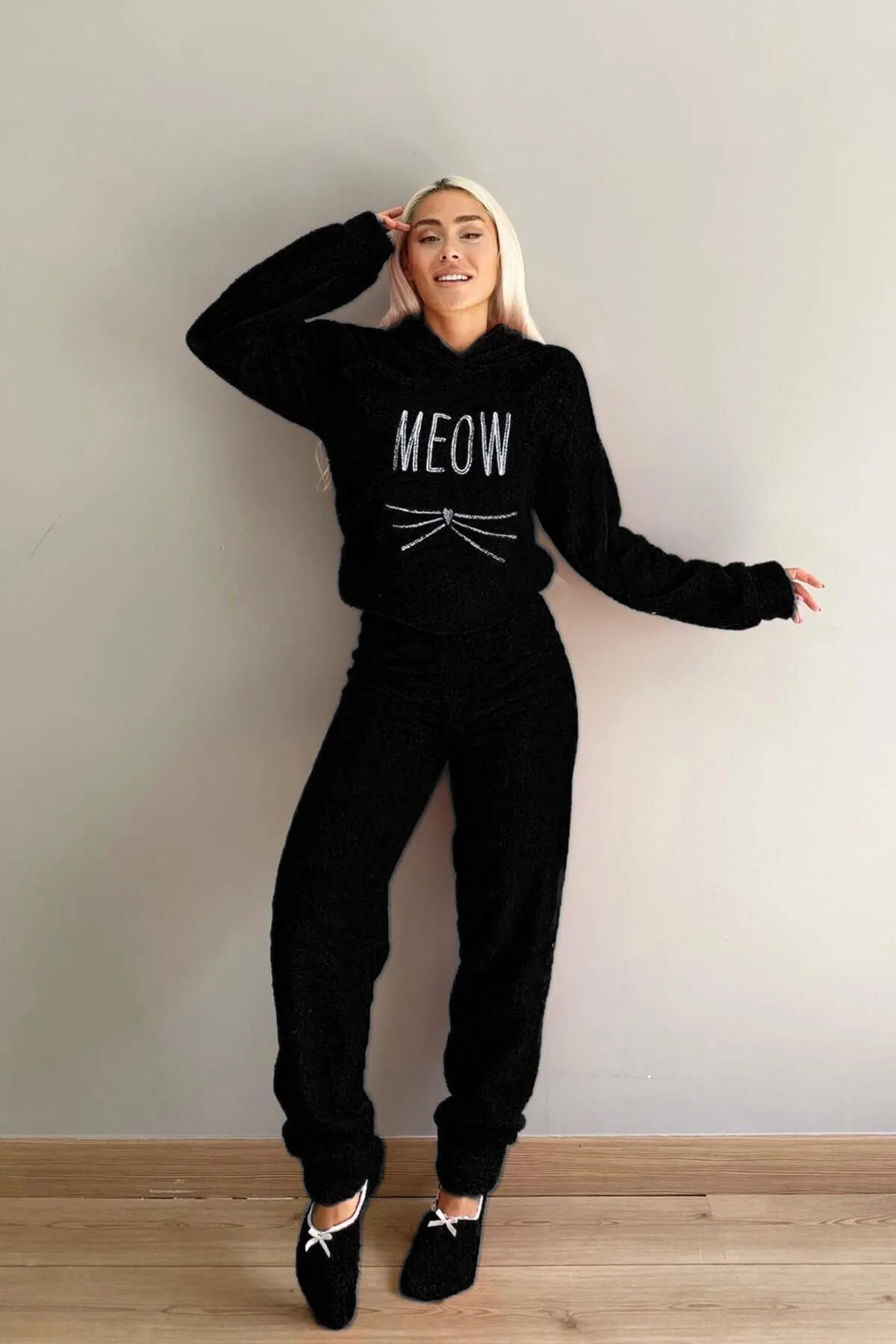 Pijamaevi  Schwarzes Pyjama-Set aus Vollplüsch mit Meow-Muster