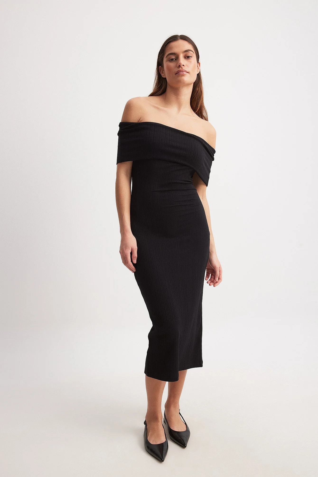 Schulterfreies geripptes Midikleid
