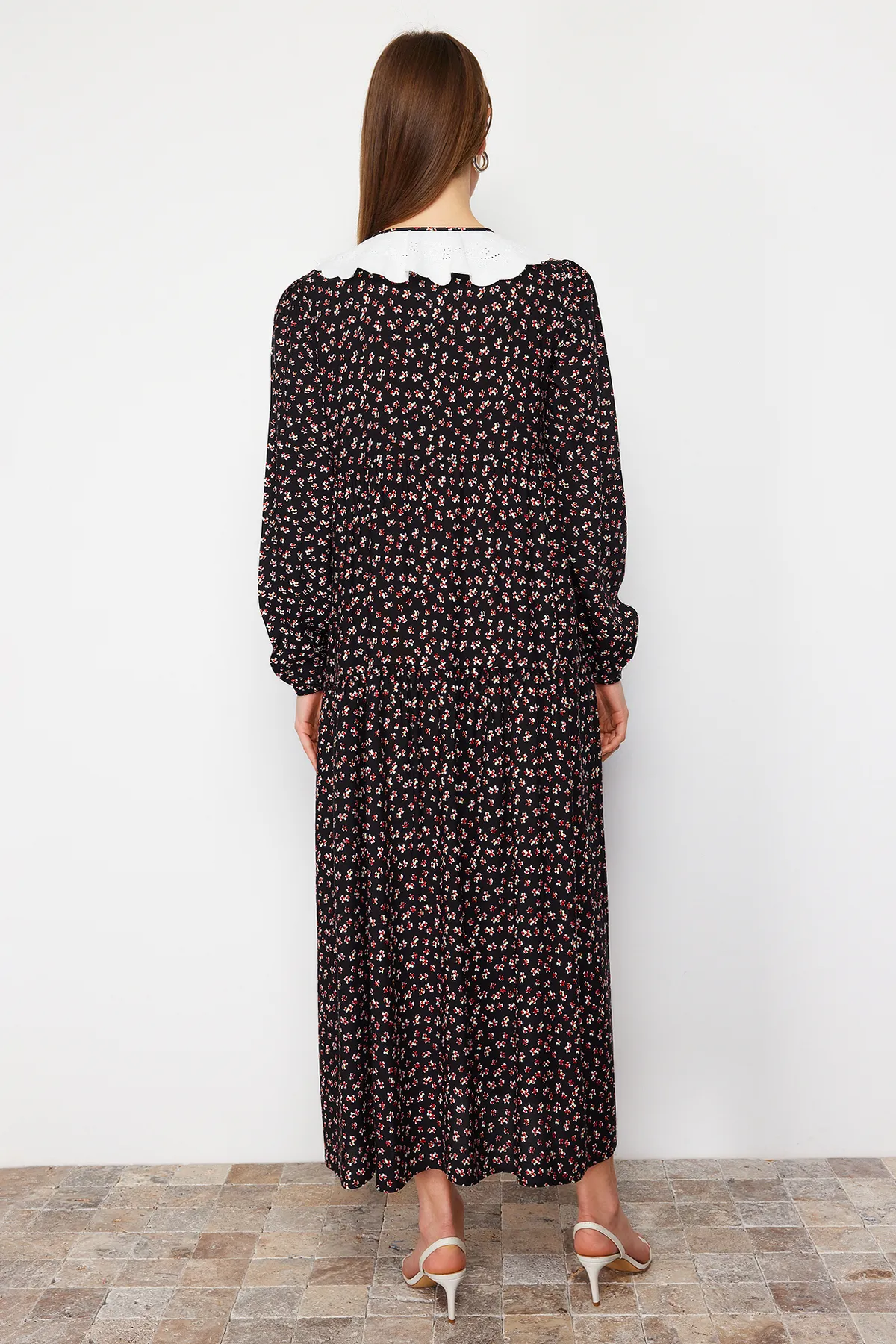 Trendyol Modest  Schwarz gemustertes Kleid aus Viskose mit Muschel-Schnürkragen und detailliertem Detail TCTSS21EL3655