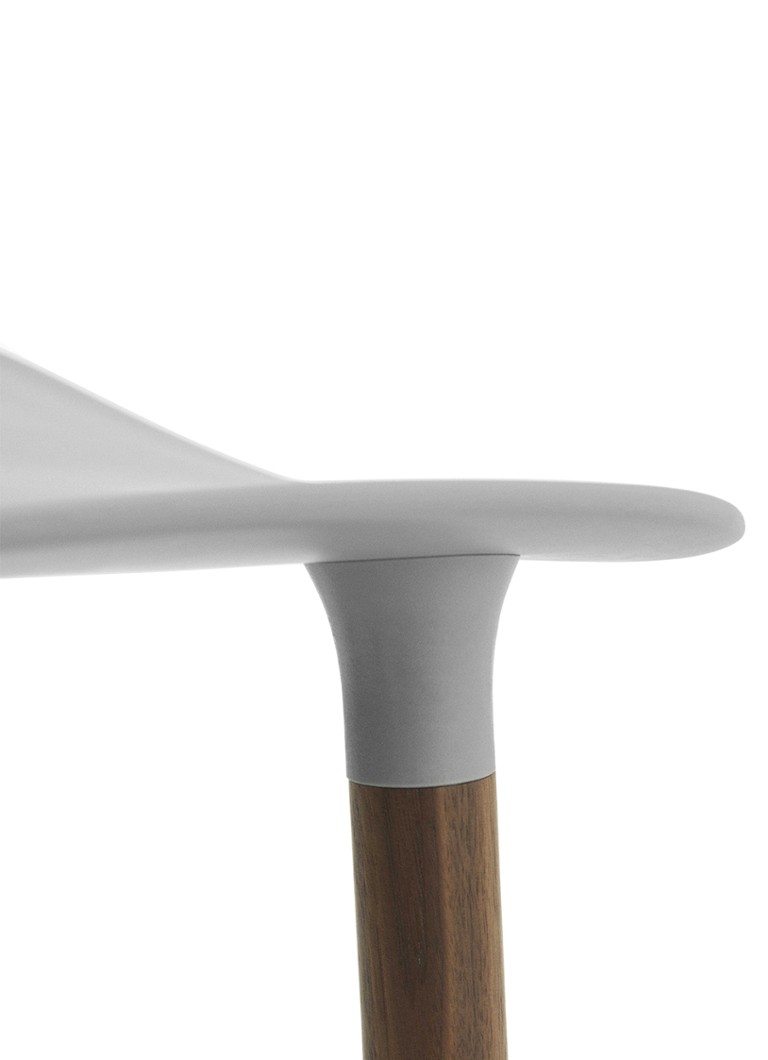 Normann Copenhagen Form, scaun de bar de 75 cm cu bază din lemn de nuc.