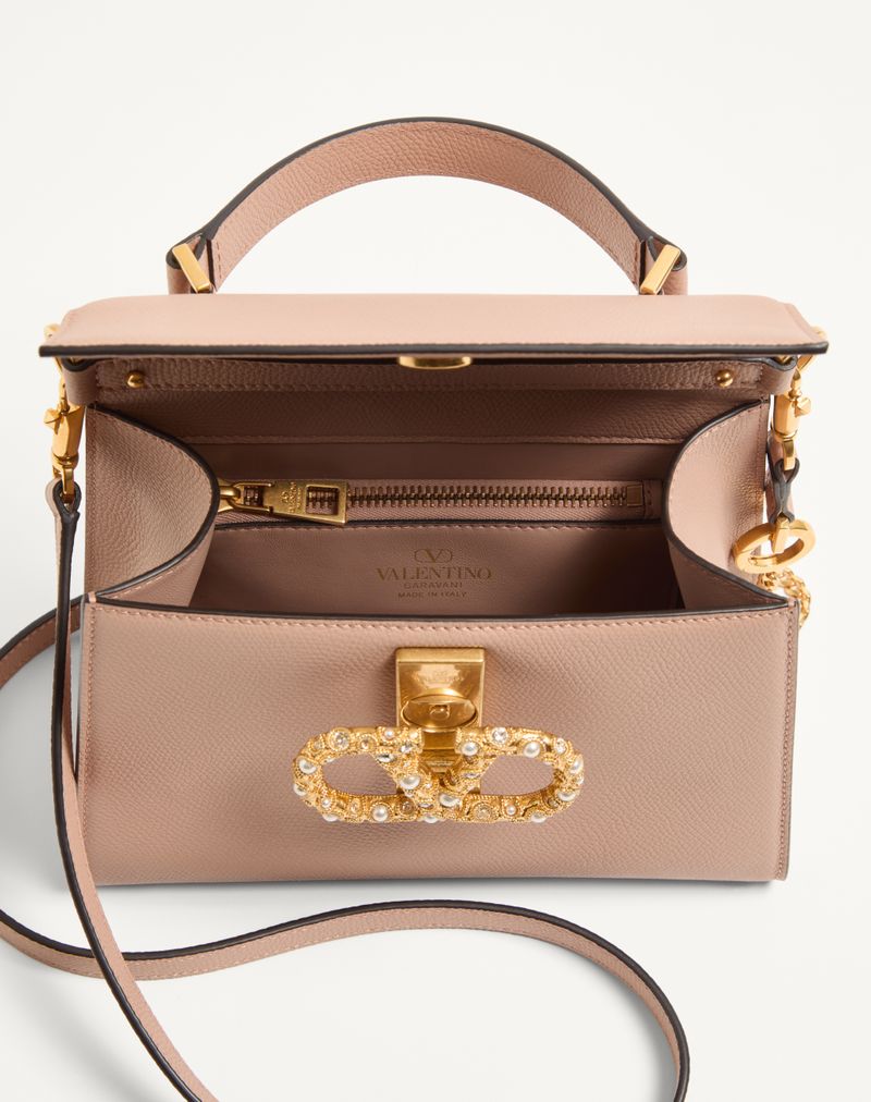 Sac à main Valentino Garavani Vsling petit modèle en cuir de veau grainé avec logo bijou
