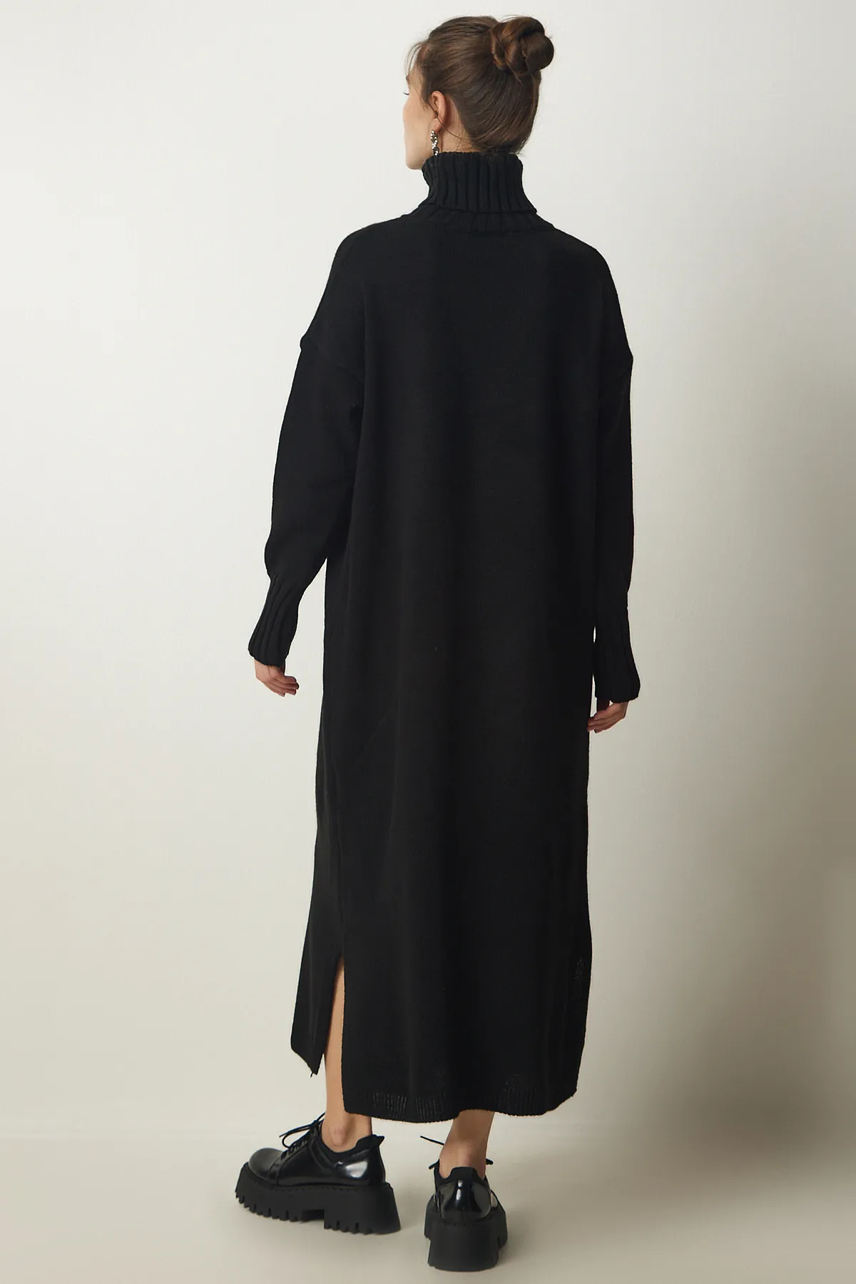 Happiness İstanbul  Schwarzes Oversize-Strickkleid mit Rollkragen und Schlitz für Damen PF00042