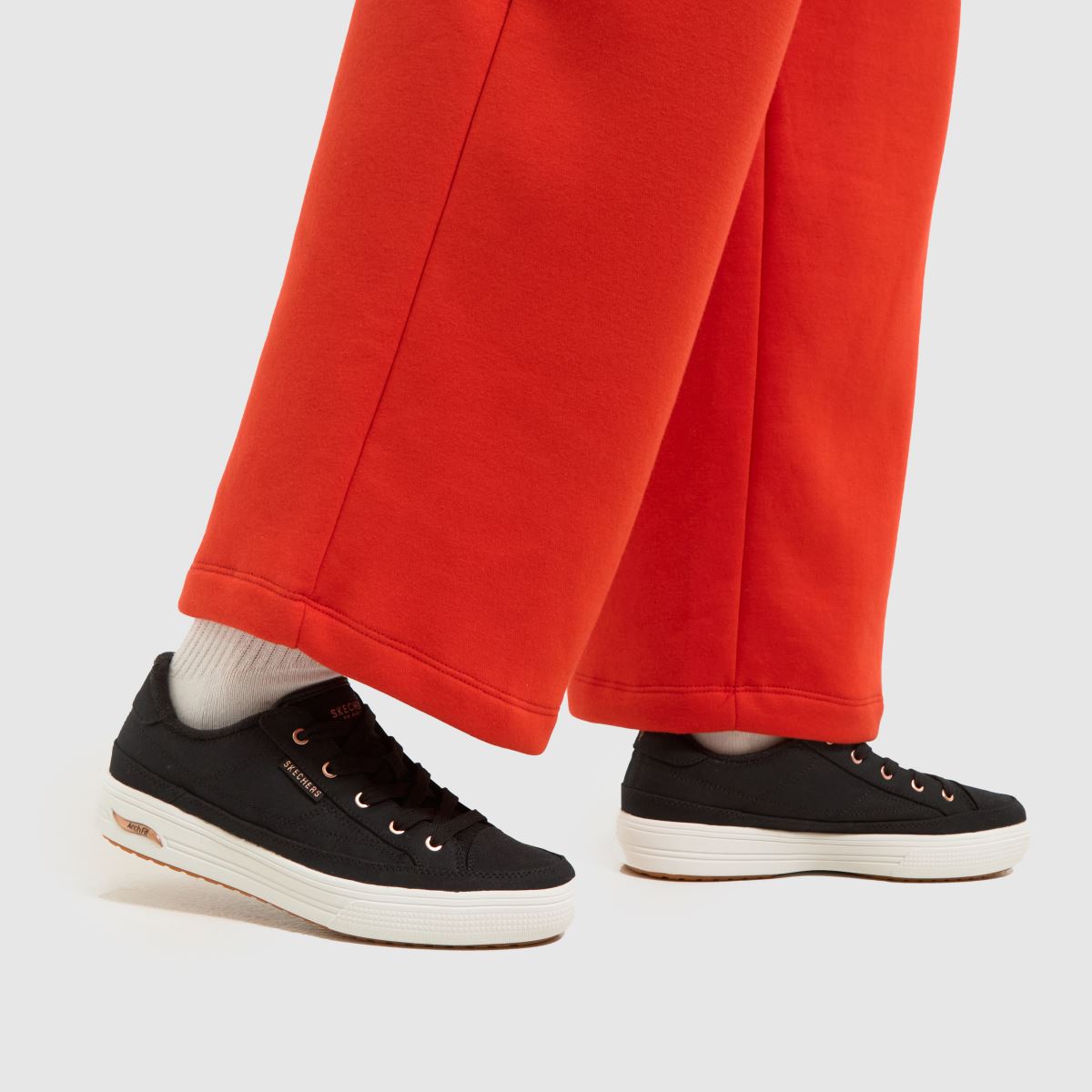 SKECHERS Arch Fit Arcade športni copati v črni barvi