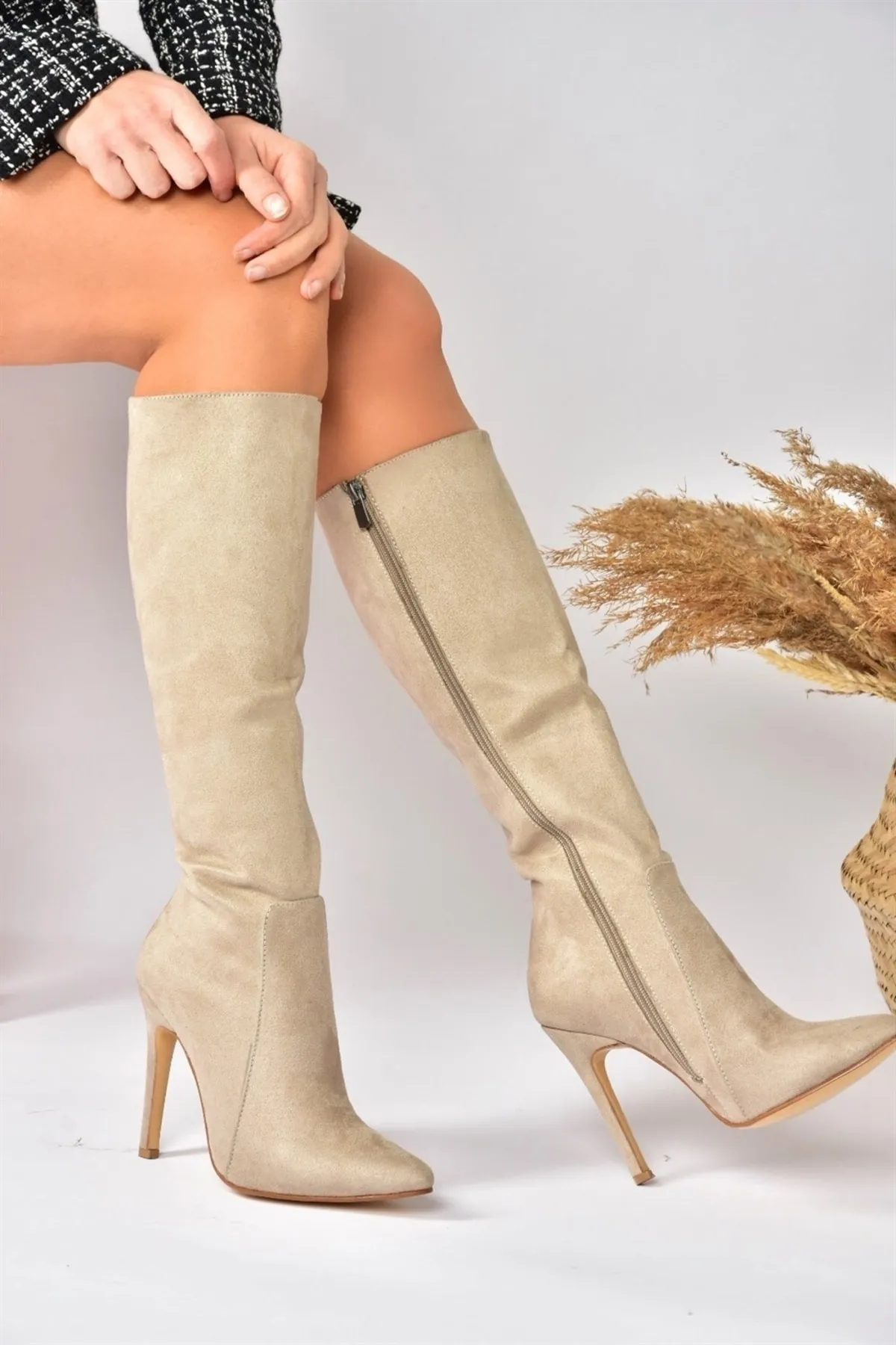 Fox Shoes  Beige Wildleder-Damenstiefel mit dünnem Absatz und spitzer Zehenpartie N372530102