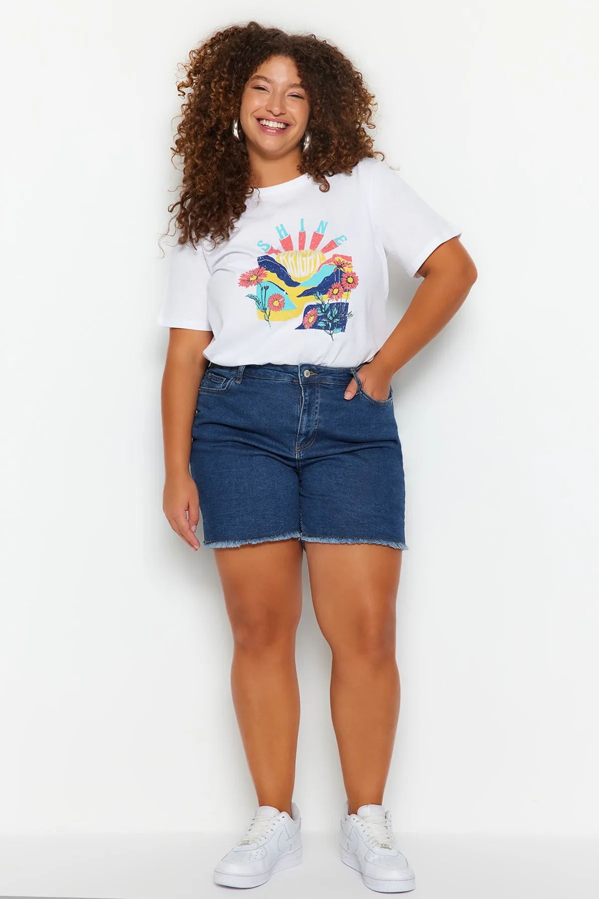 Trendyol Curve  Blaue, dehnbare Skinny-Jeansshorts mit hoher Taille und Bermuda TBBSS22AP0008