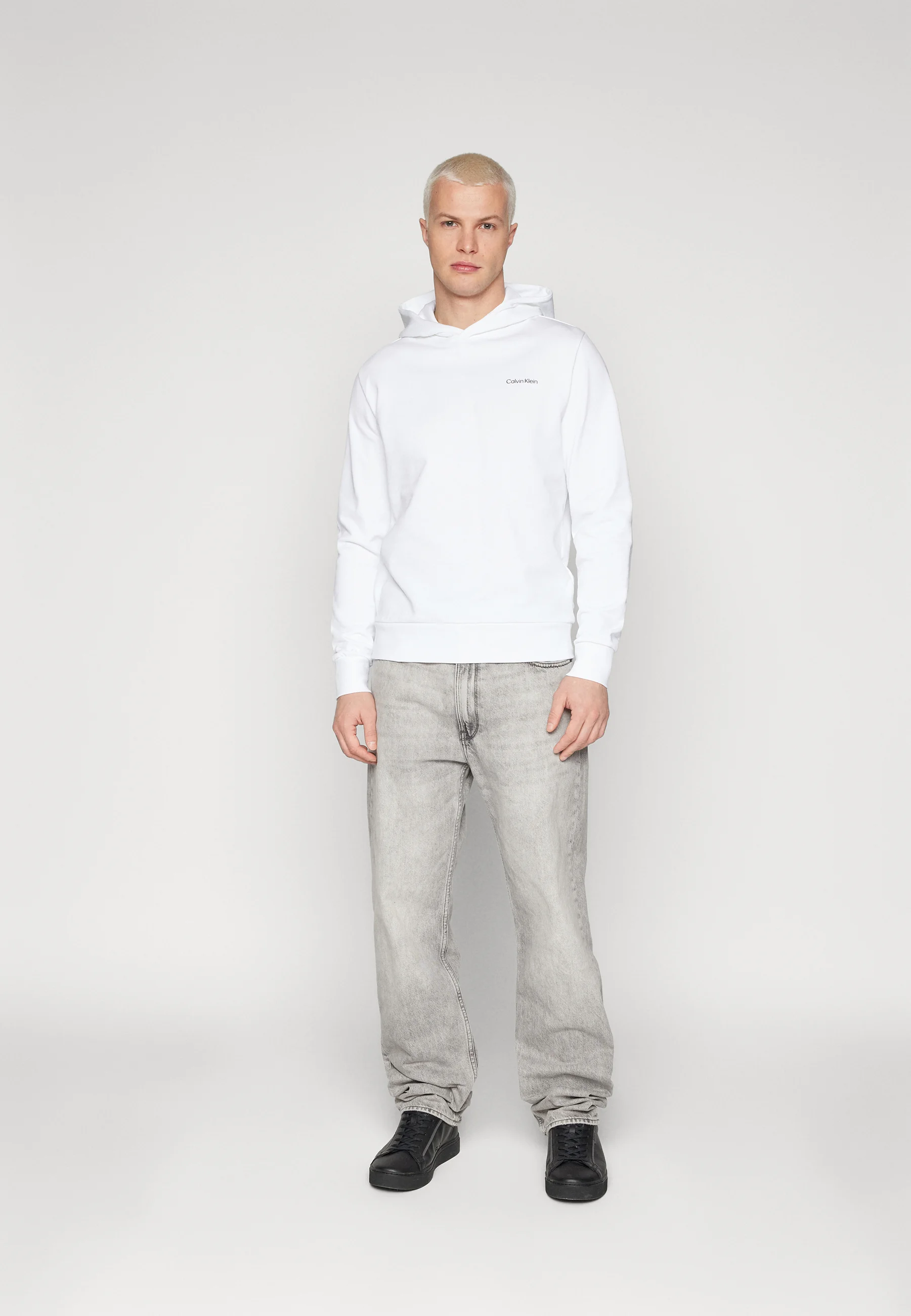 Sudadera con capucha Calvin Klein con logo en la espalda en ángulo