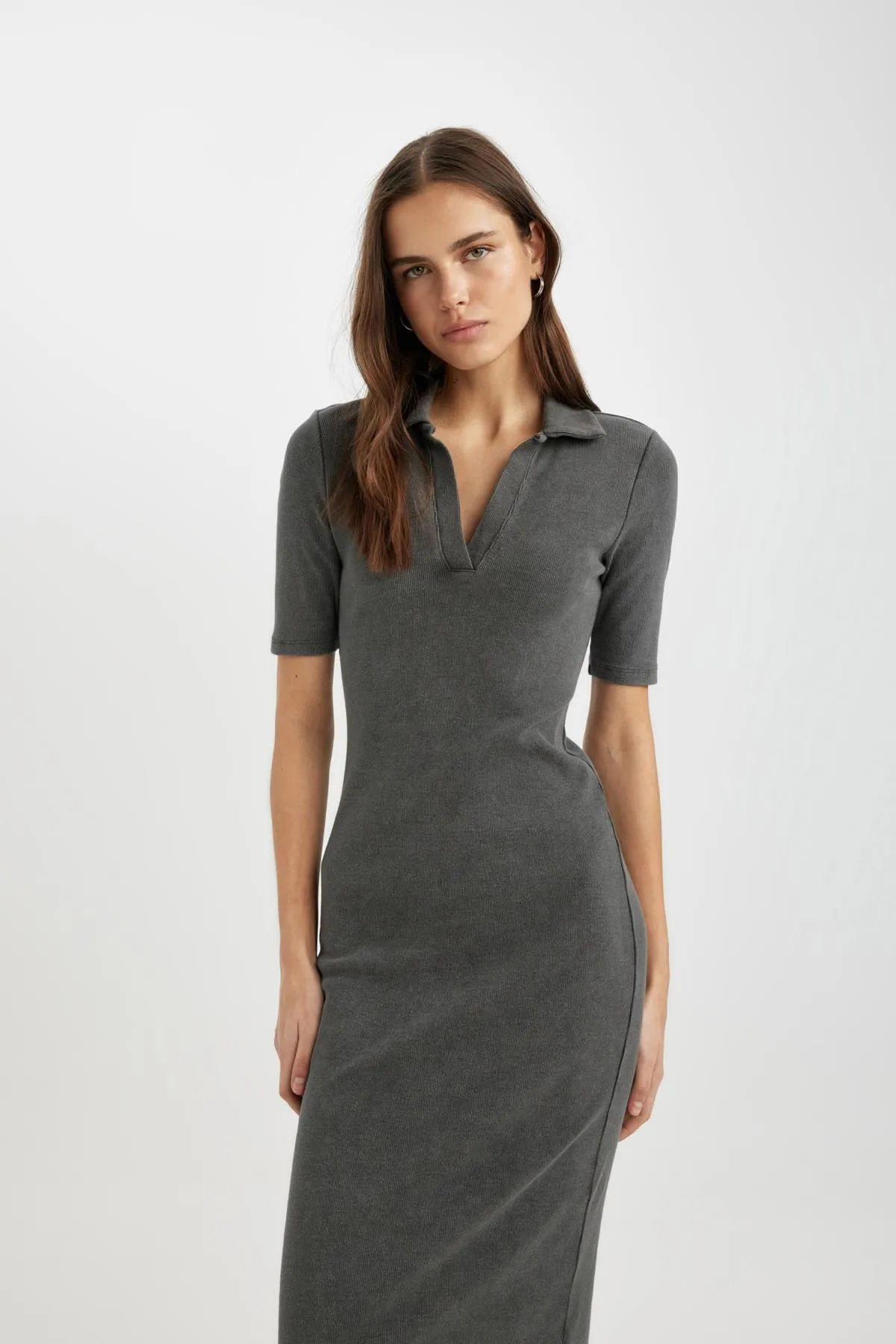 DeFacto  Figurbetontes, geripptes Camisole-Midikleid mit Rollkragen und kurzen Ärmeln C2893AX24SP