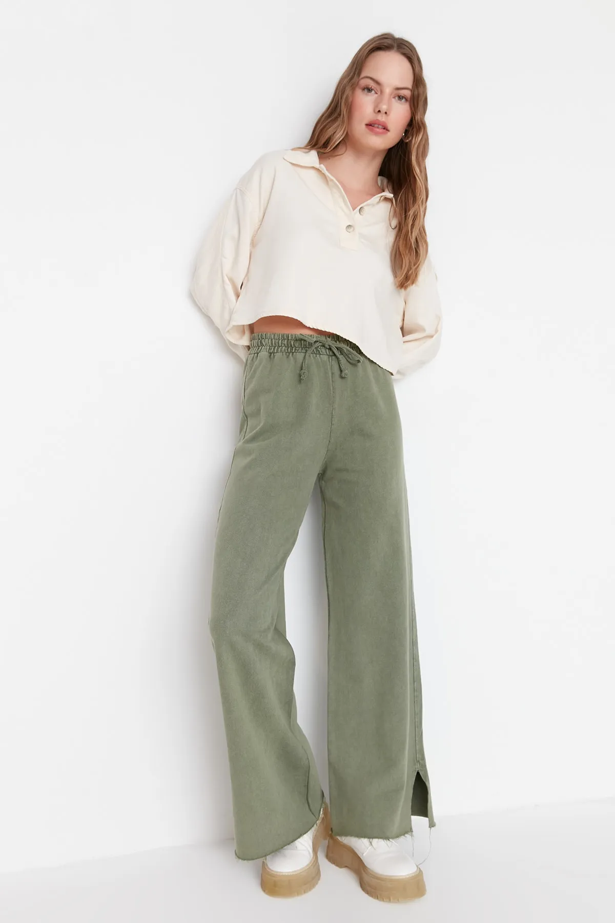 Trendyol Collection  Khakifarbener Antik-/verblasster Effekt, weites Bein/weites Bein, schmale Strick-Jogginghose mit normaler Taille TWOAW22EA0426