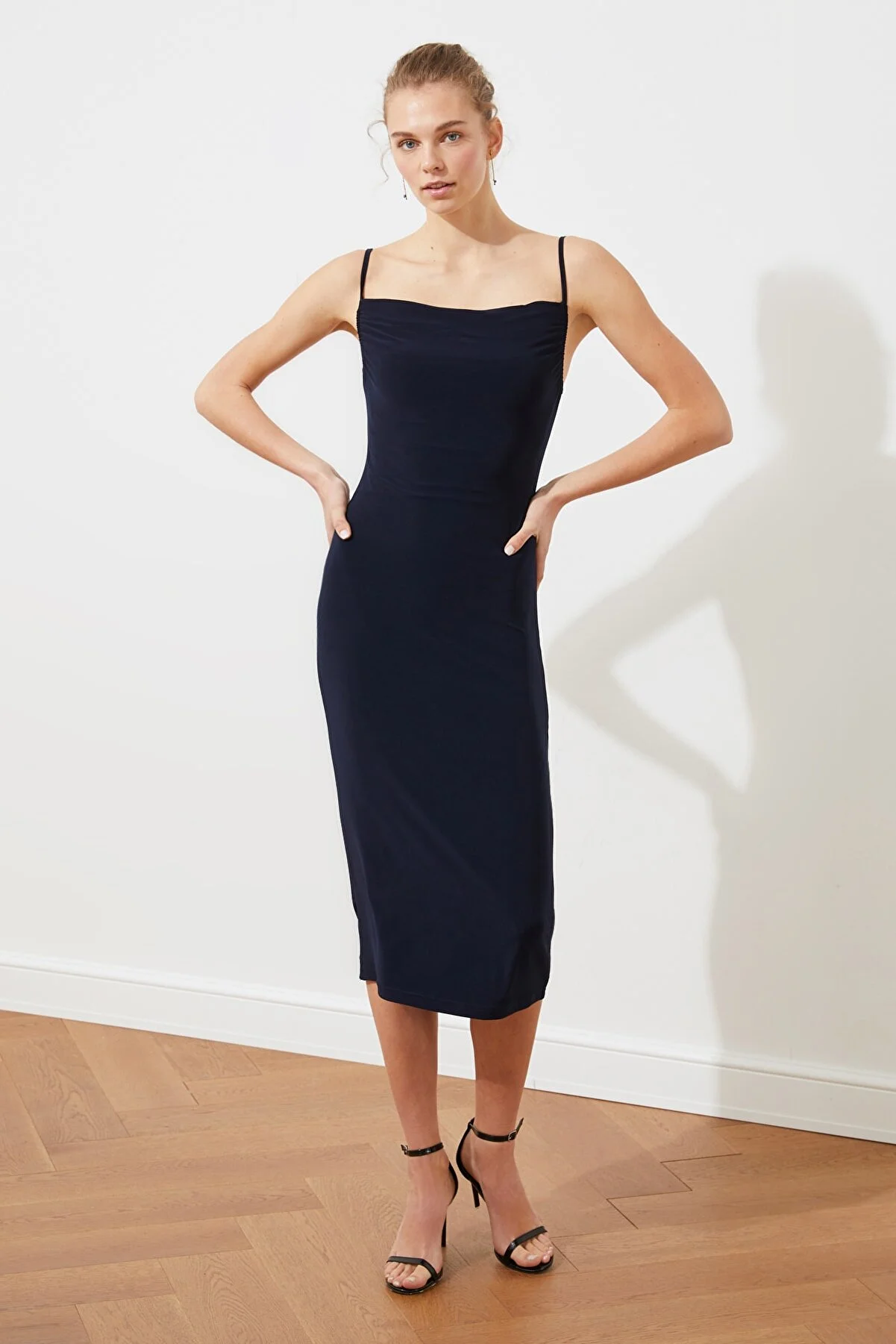 Trendyol Collection  Marineblaues, tailliertes Midi-Bleistiftkleid aus flexiblem Strick mit Degaje-Kragen und Midi-Trägern TWOSS19AD0020