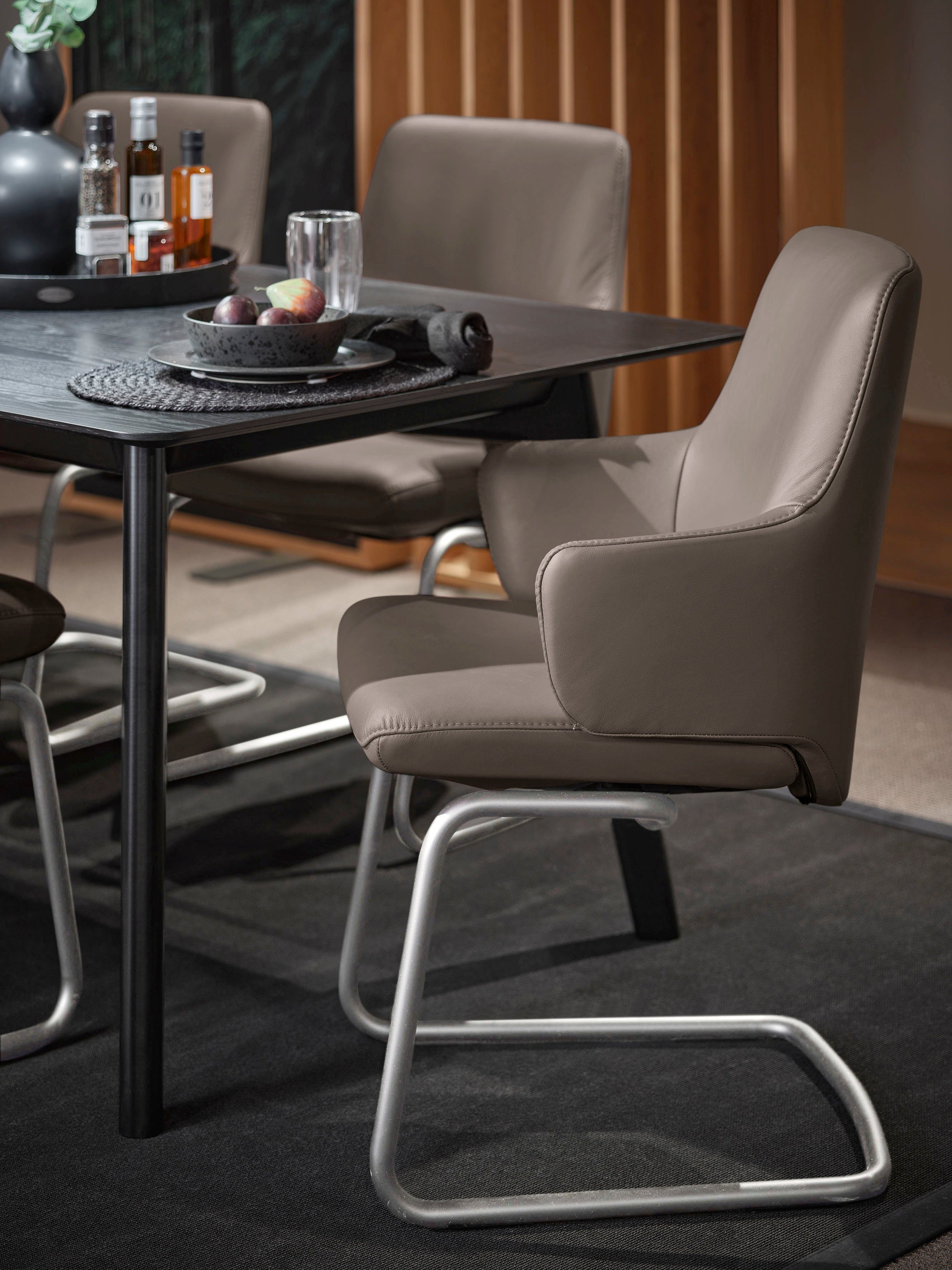Stressless® Polsterstuhl Laurel, Low Back mit Armlehne, Größe L, mit Beinen aus Stahl in Schwarz matt