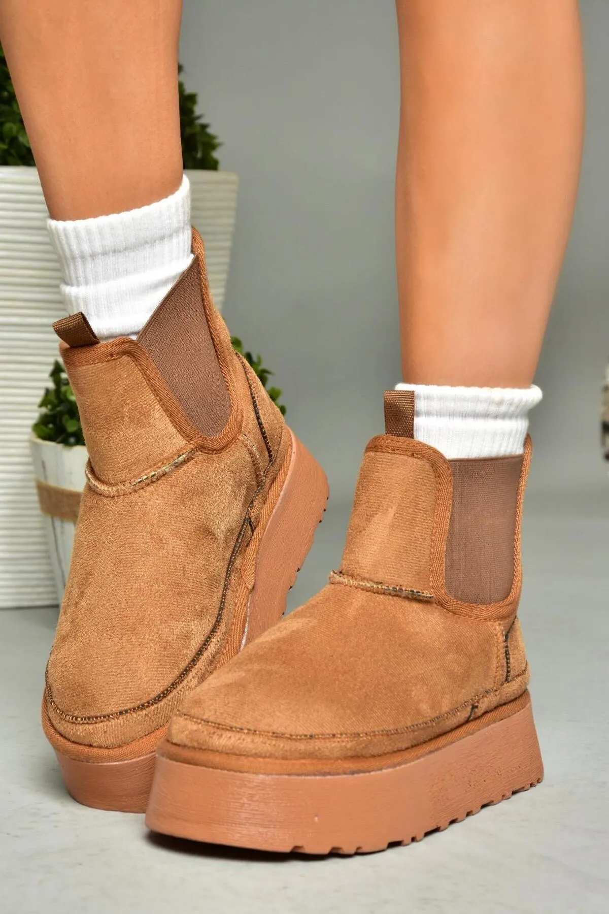 Fox Shoes  R612055302 Halbhohe Damenstiefel aus hellbraunem Wildleder mit dicker Sohle und haariger Innenseite