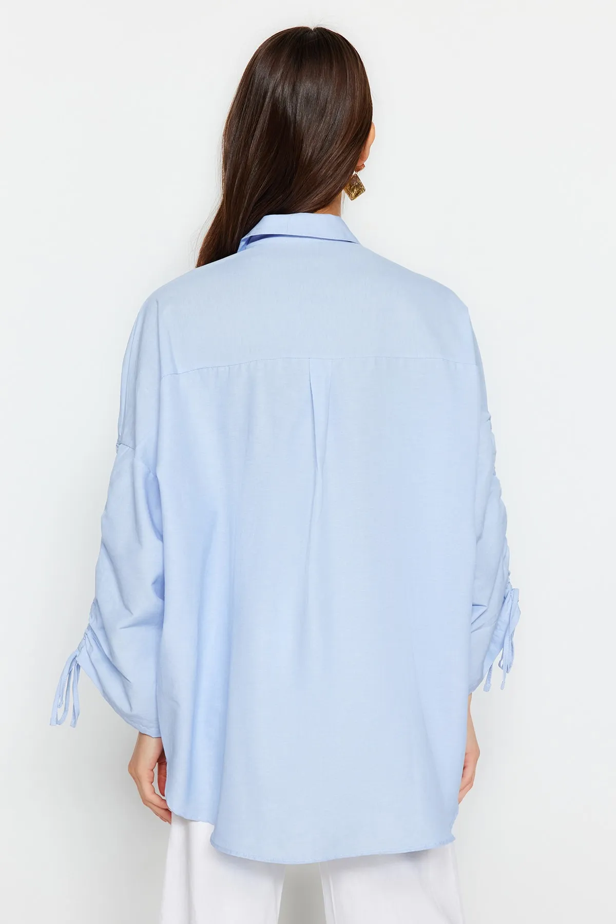 Trendyol Modest  Hellblaues Hemd aus gewebter Baumwolle mit verstellbaren Ärmeln und Kordelzug TCTSS23TG00011