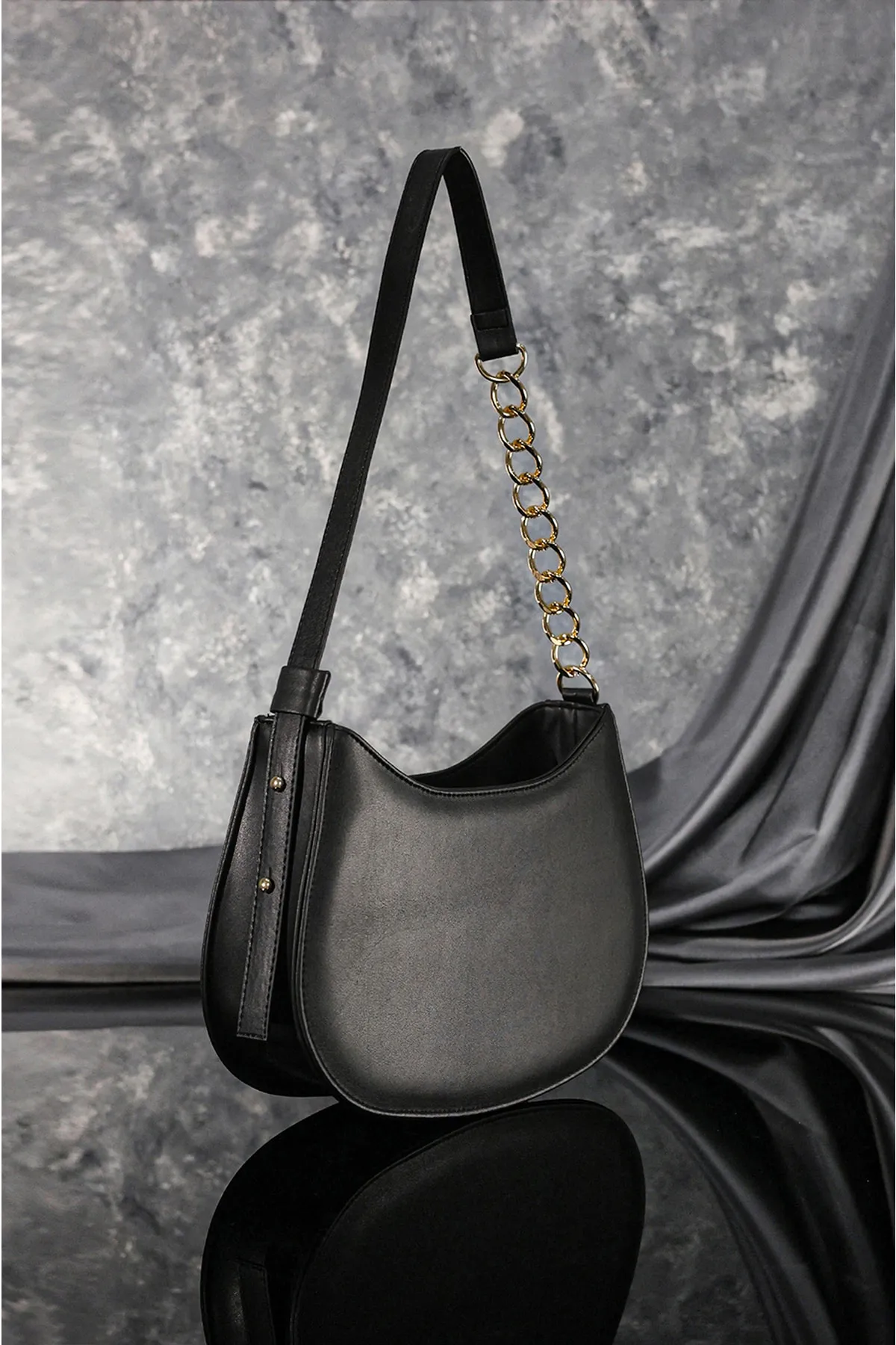 Rimense  Schwarze Tasche mit verstellbarem Riemen und Reißverschluss, gefüttert