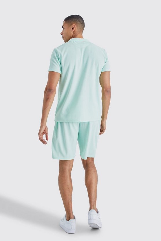 Kurzärmliges geripptes Hemd und Shorts