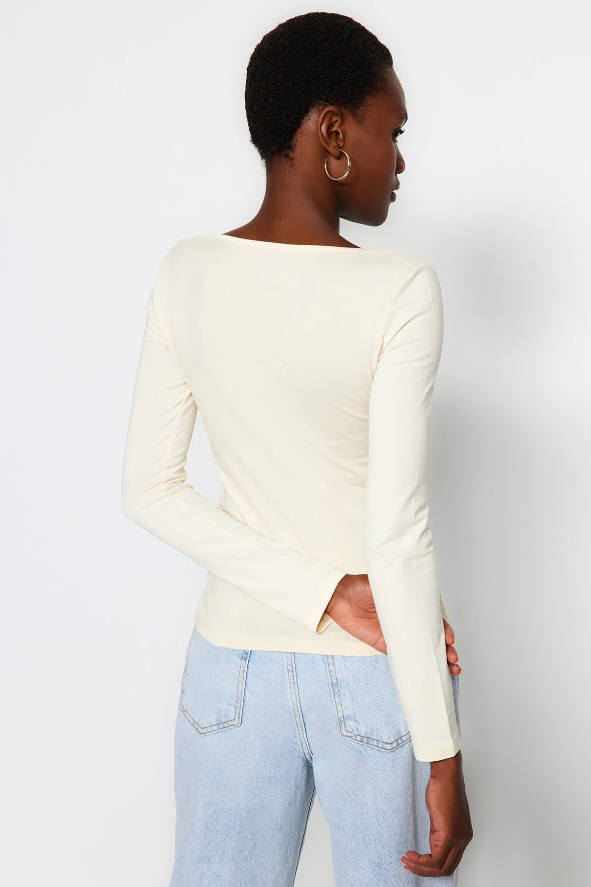 Trendyol Collection  Eng anliegende Strickbluse aus steingrauer, dehnbarer Baumwolle mit quadratischem Ausschnitt TWOAW24BZ00016