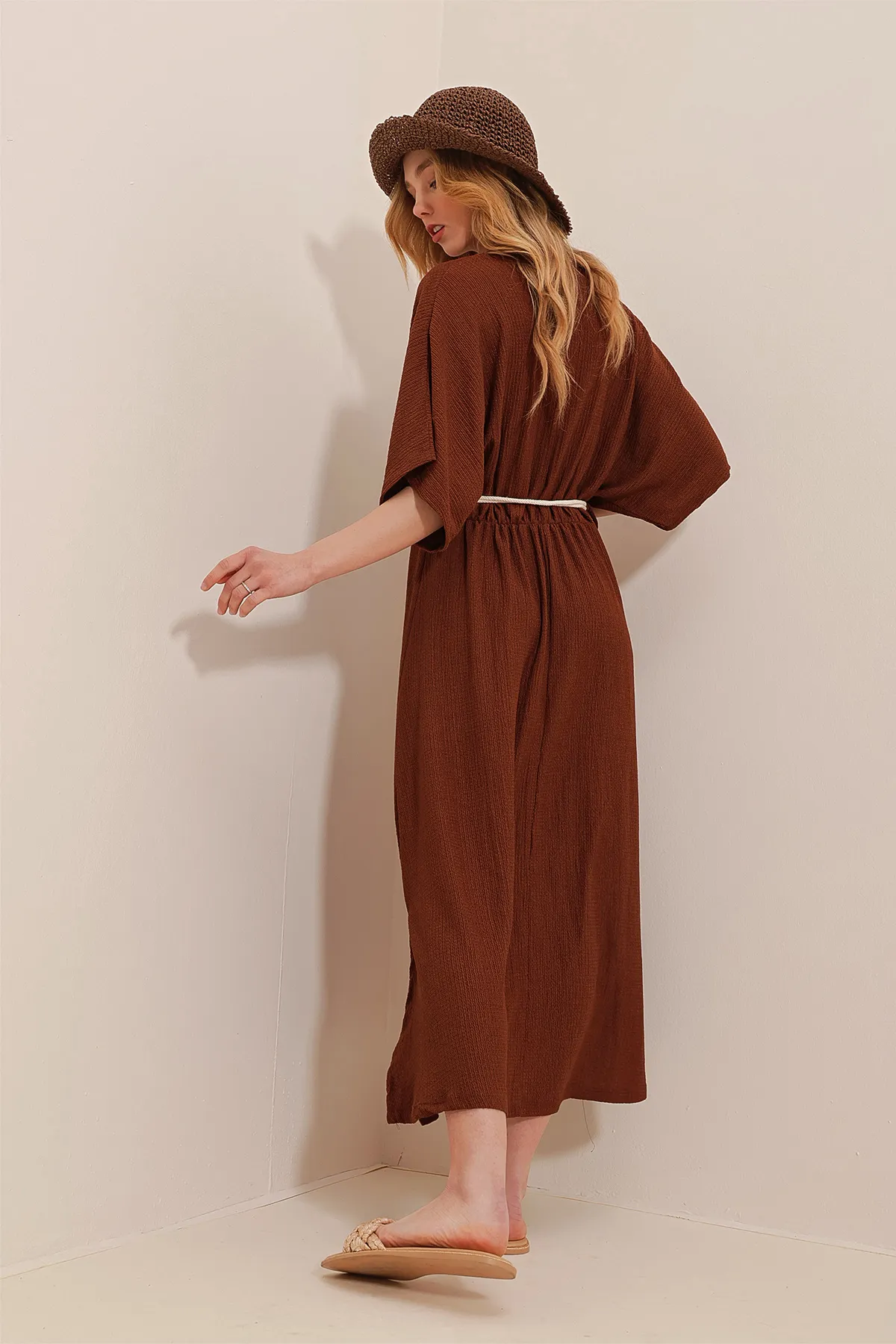 Trend Alaçatı Stili  Braunes zweireihiges Midikleid mit Kragen und Taillengürtel für Damen ALC-X10095