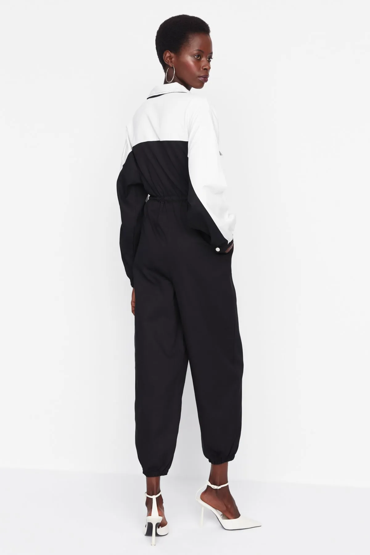 Trendyol Collection  Langer, gewebter Overall in Schwarz mit Farbblockierung und geraffter Taille TWOAW21TU0011
