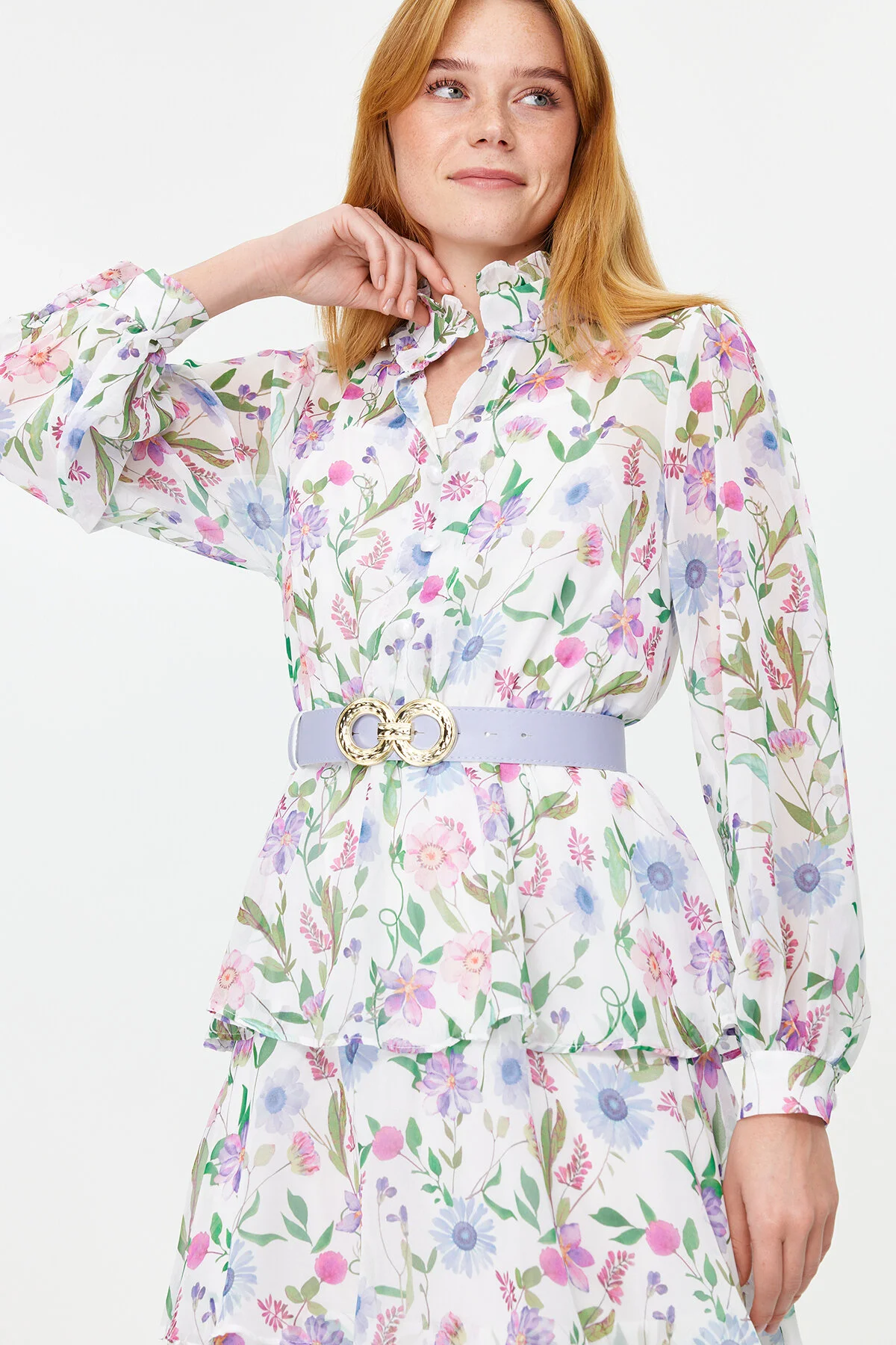 Trendyol Modest  Blaues, mit Gürtel gefüttertes, gewebtes Kleid aus Chiffon mit Blumenmuster TCTSS24EB00024