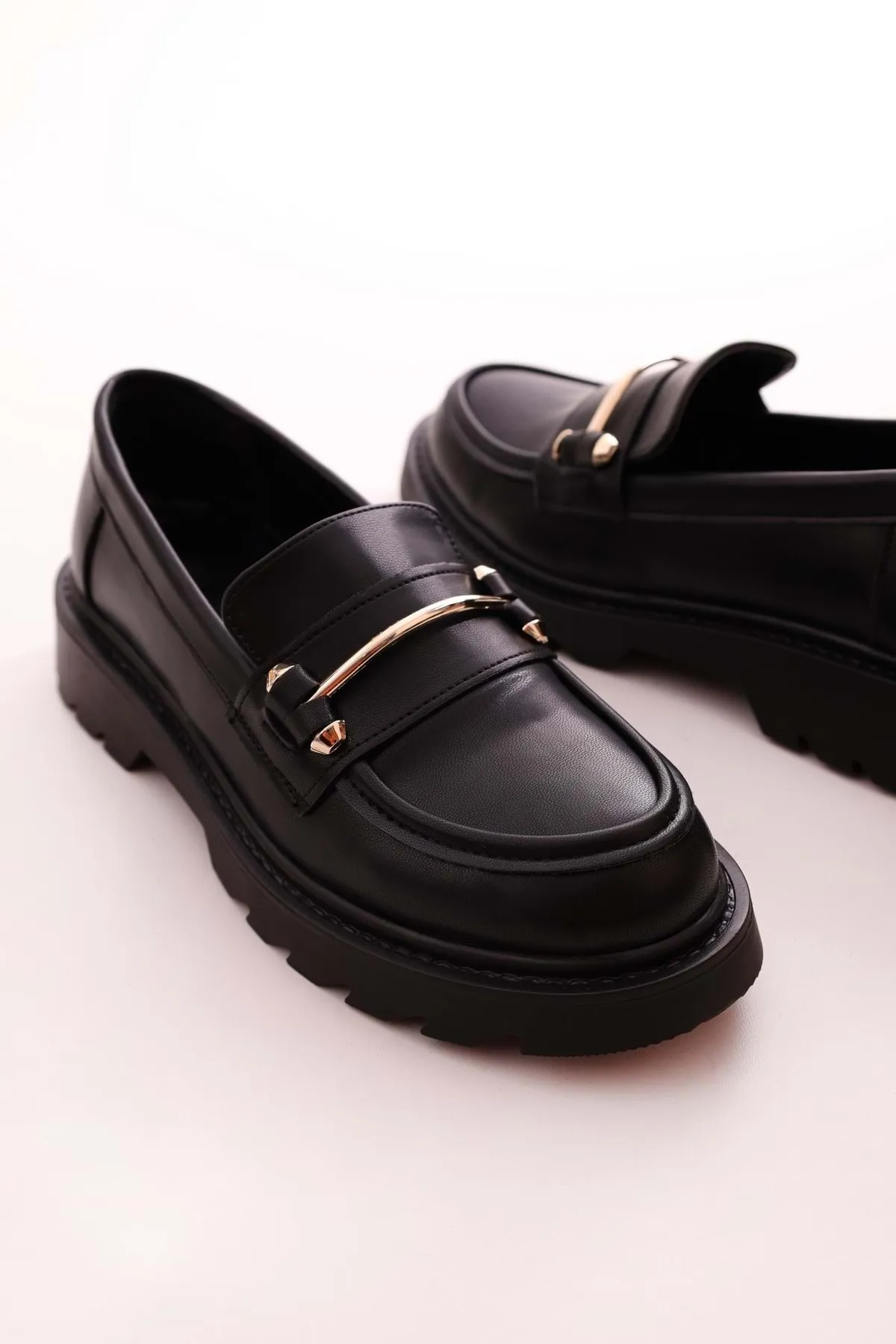 Shoeberry  Damen Martha Black Skin Loafer mit dicker Sohle und Schnalle Black Skin