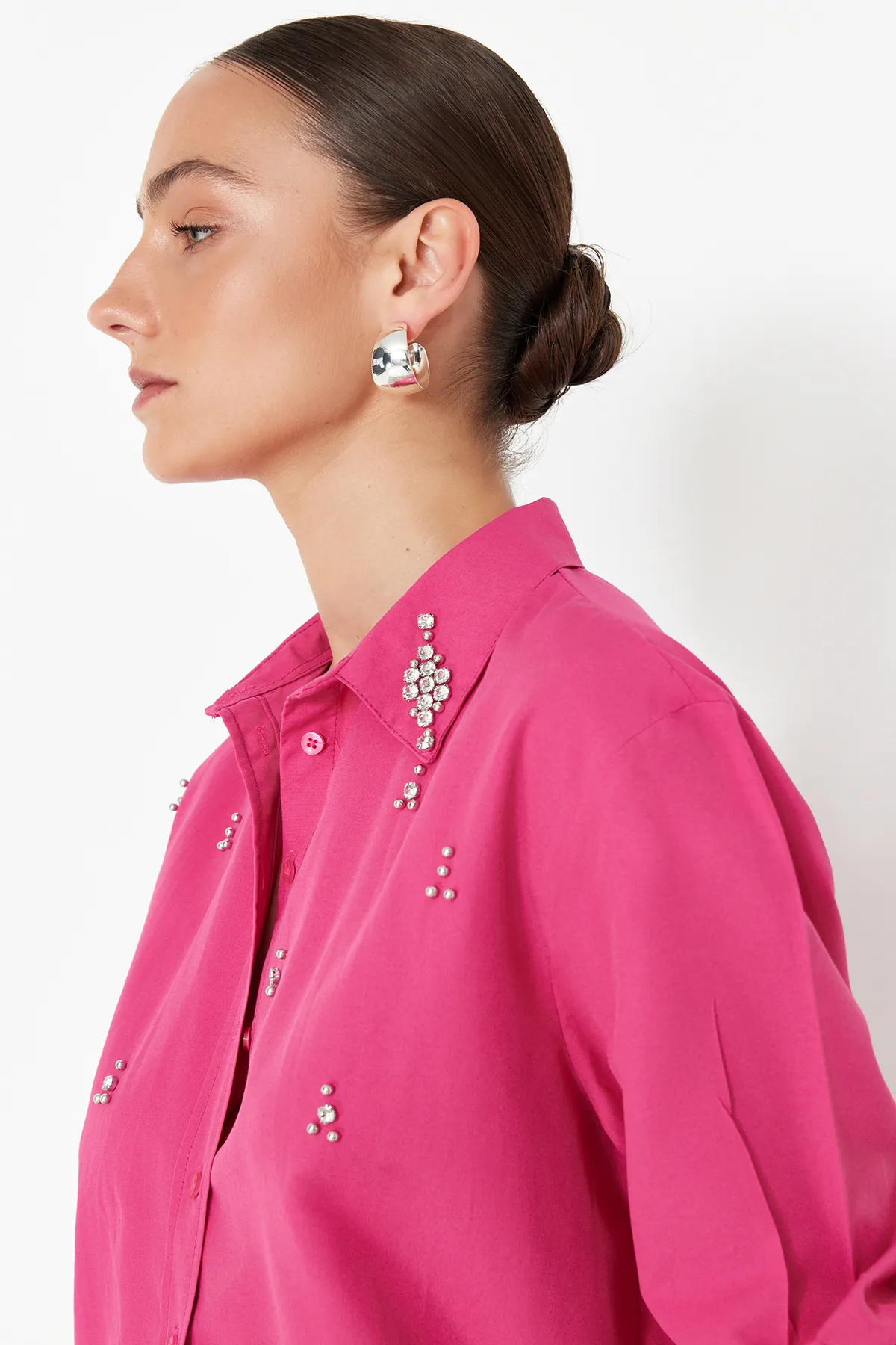 Trendyol Collection  Fuchsiafarbenes gewebtes Hemd – Steindetails, normale Passform TWOSS24GO00069