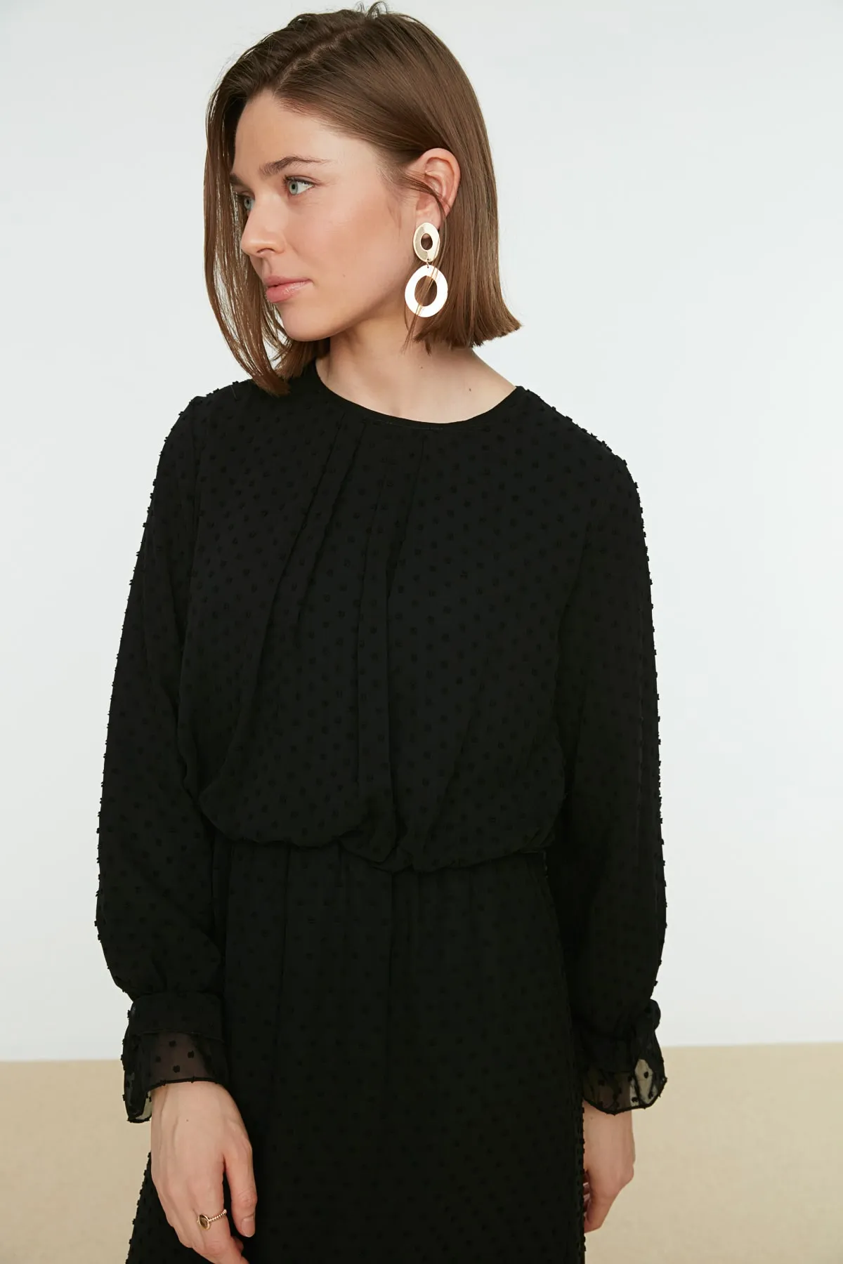 Trendyol Modest  Schwarzes gewebtes Kleid mit strukturierter Taille, gerafftem Volant und Futter TCTSS21EL3566