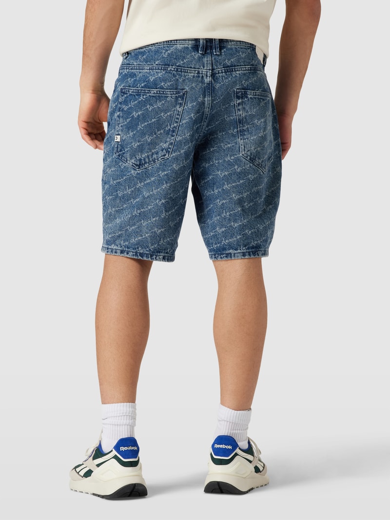 Jeansshorts mit Logo-Muster in schwarz