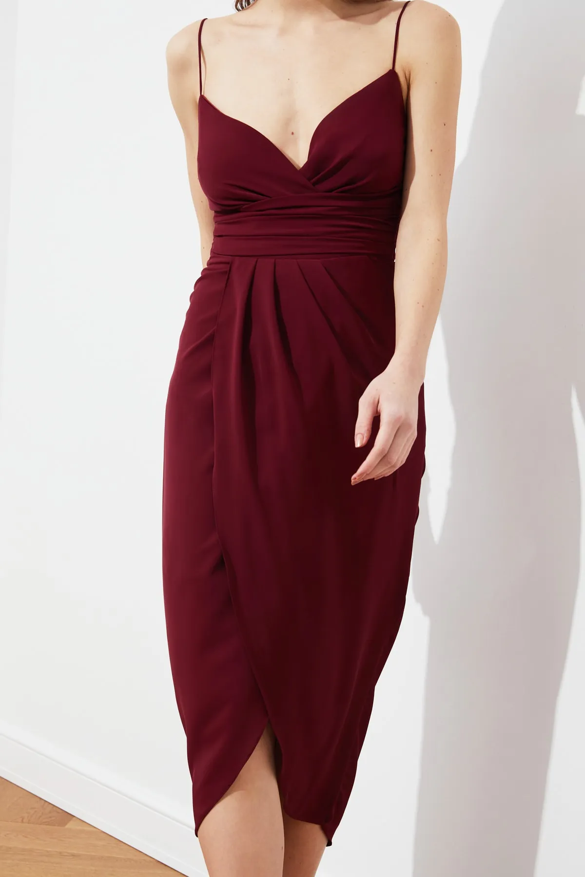 Trendyol Collection  Burgunderfarbenes, geripptes, detailliertes Abendkleid TPRSS19BB0420