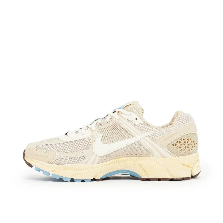NIKE Wmns Zoom Vomero 5 