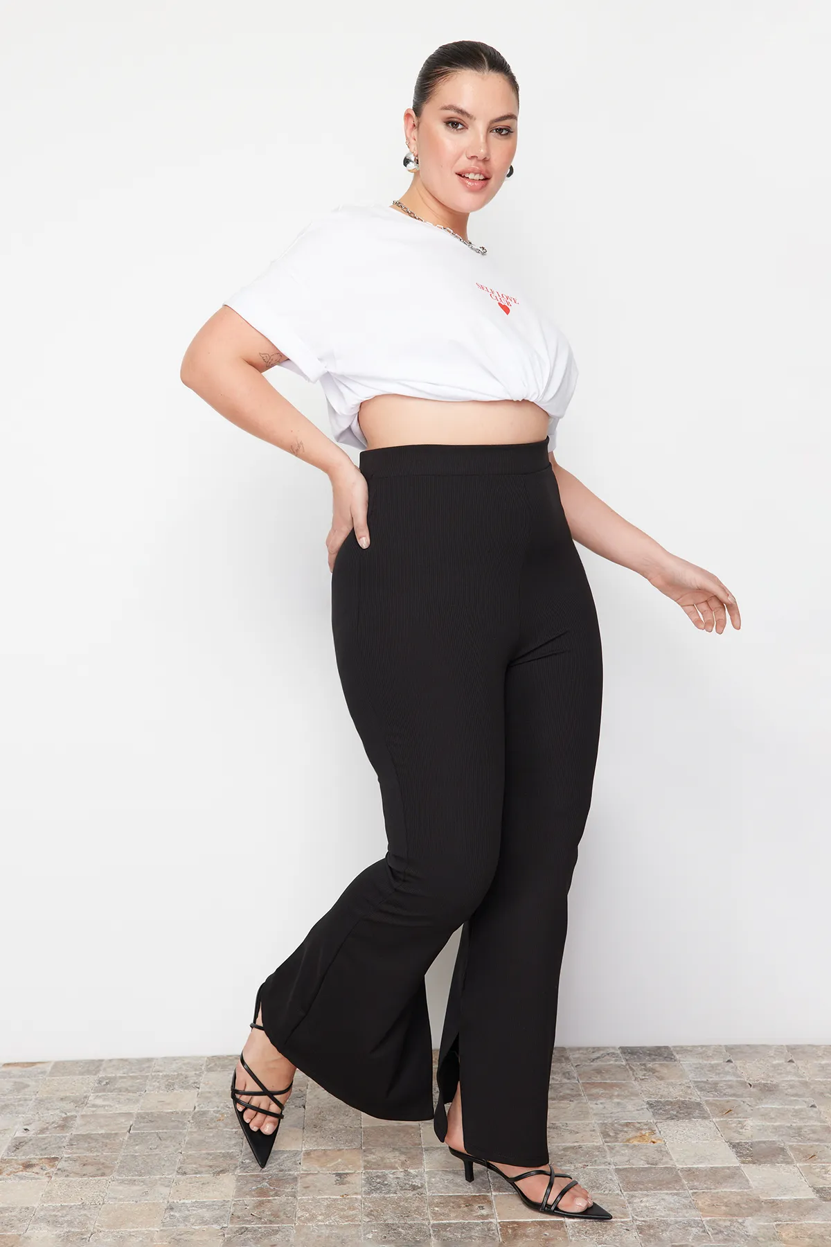 Trendyol Curve  Schwarze spanische Strickhose mit Schlitz TBBAW23AR00030