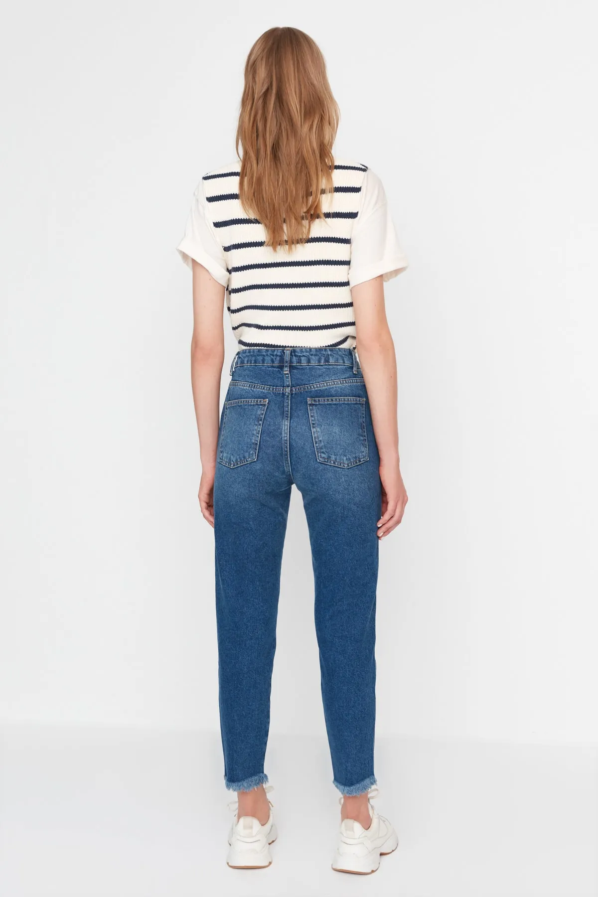 Trendyol Collection  Blaue, nachhaltigere Mom-Jeans mit hoher Taille und Beindetail TWOAW23JE00381